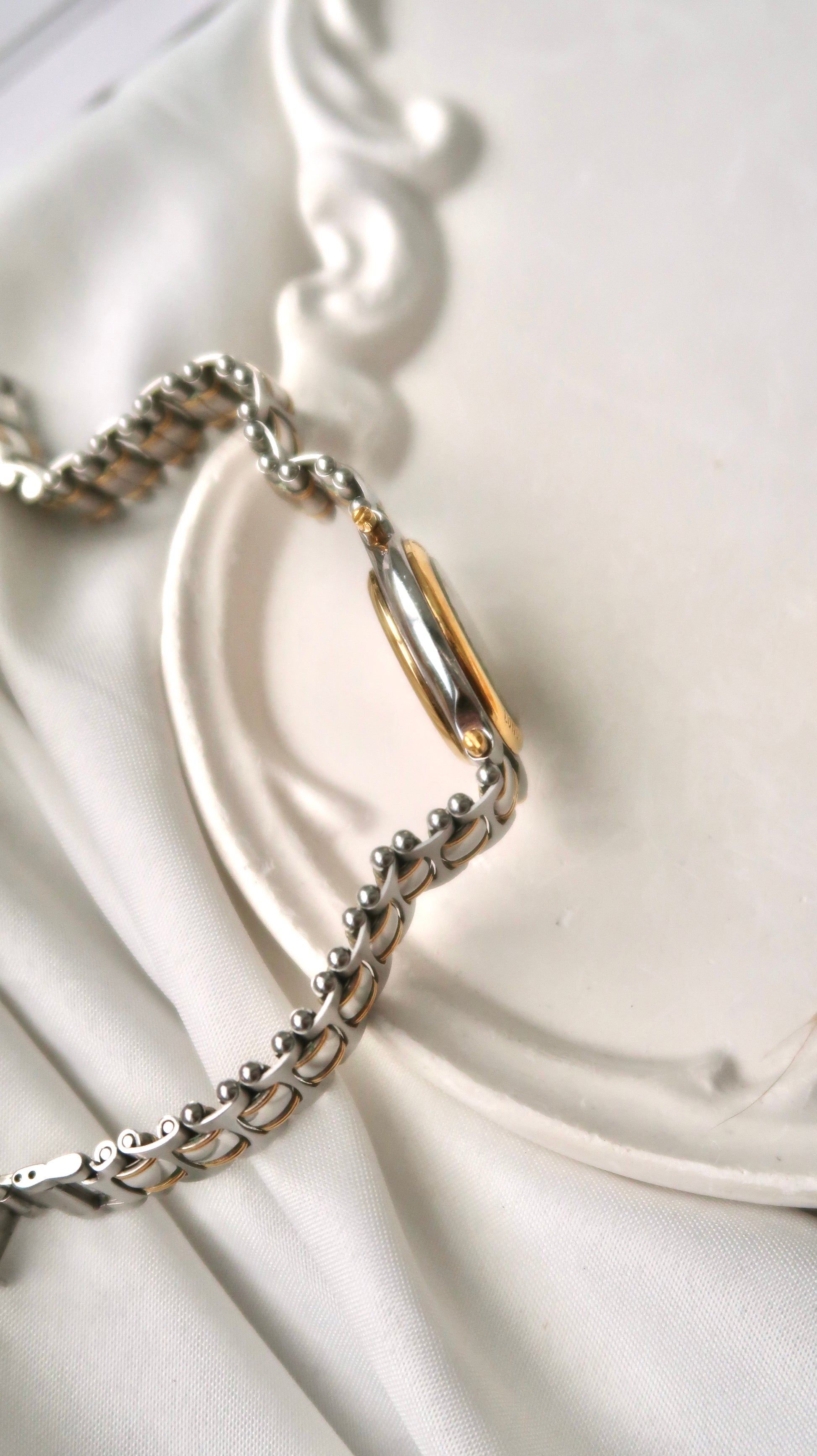 BRBY. Round Ivory Dial with Two Tone Chain Watch