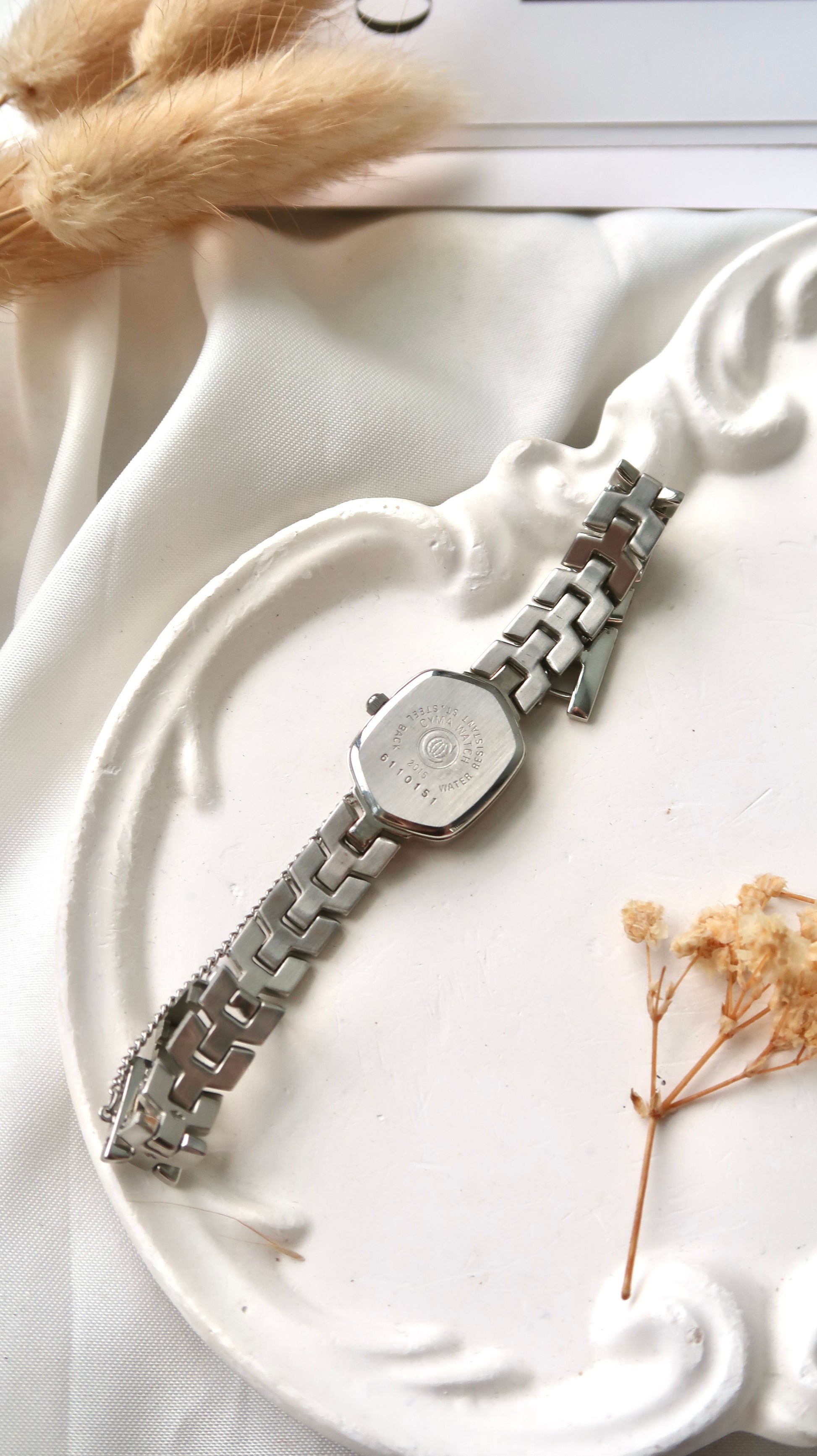 CY. Louis XV 2P Diamonds White Hexa Dial with Silver Chain Watch