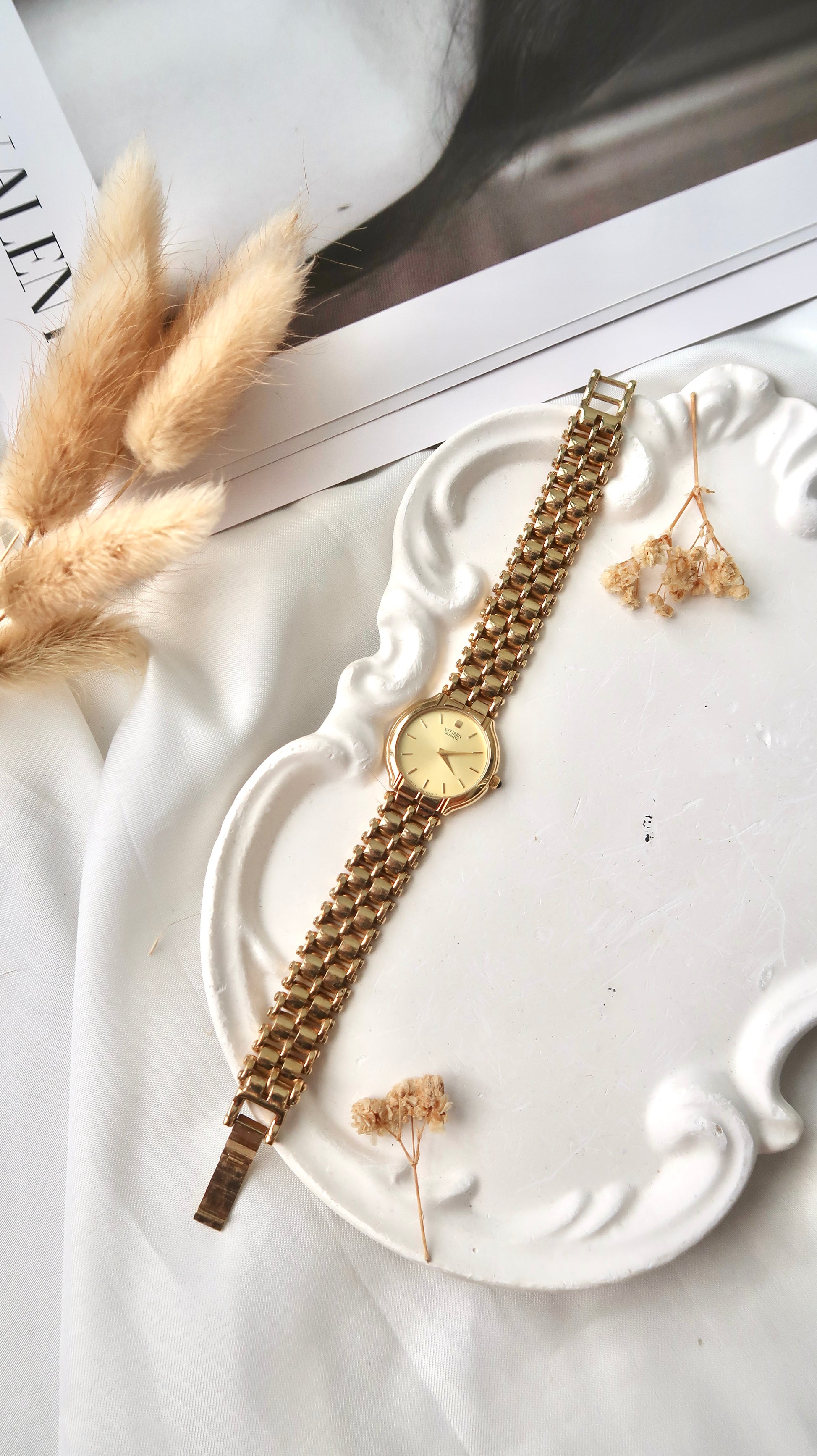 CTZ. Gold Round Dial with Gold Chain Watch