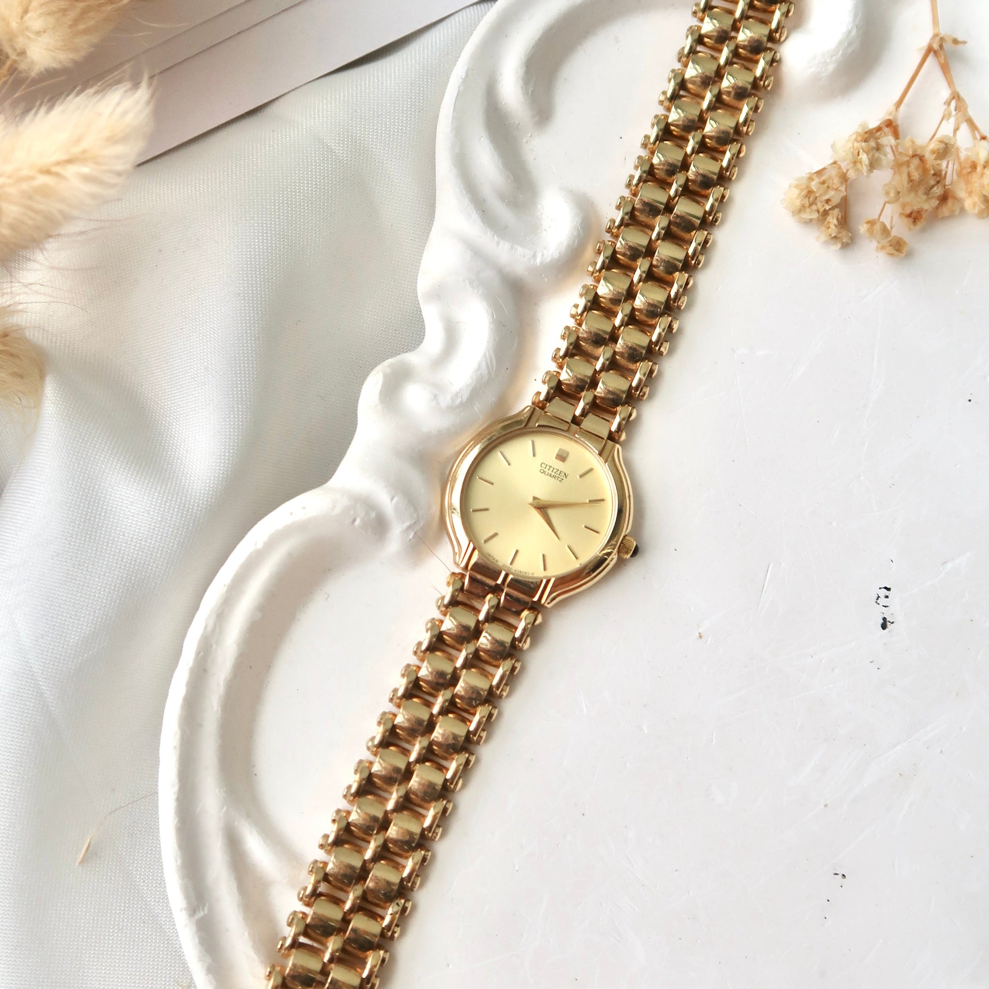 CTZ. Gold Round Dial with Gold Chain Watch