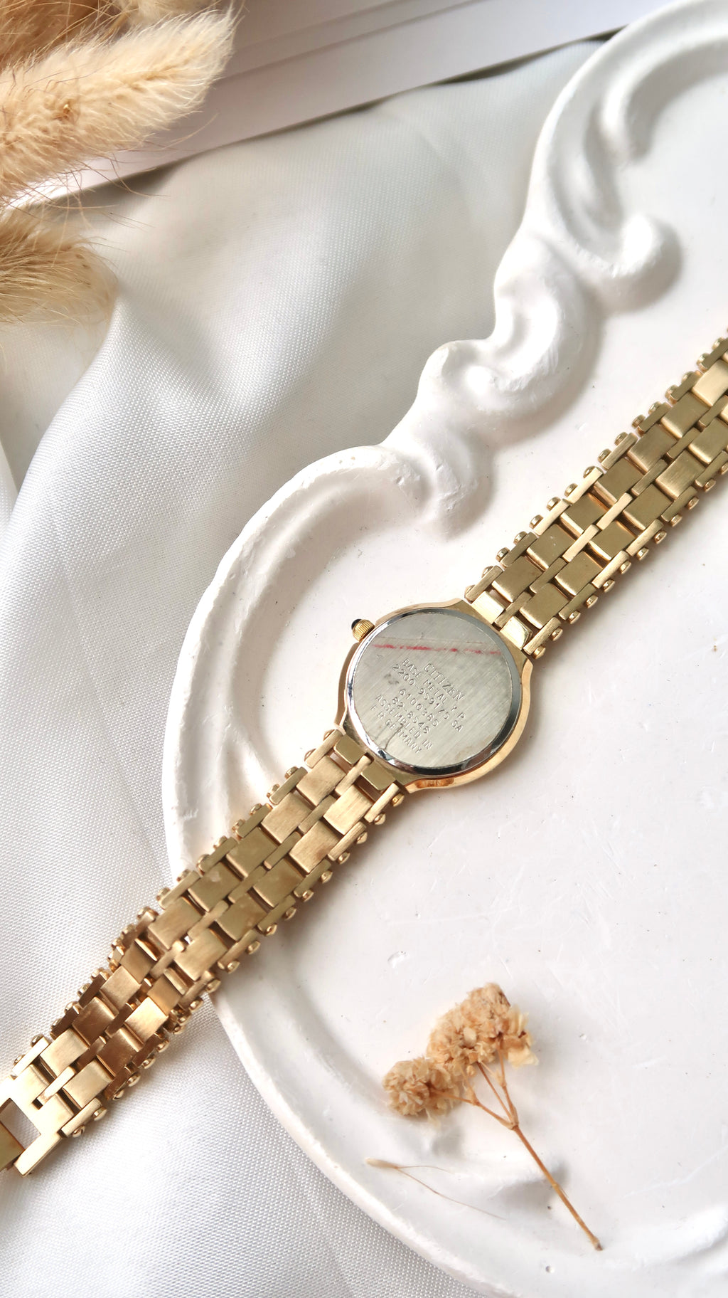 CTZ. Gold Round Dial with Gold Chain Watch