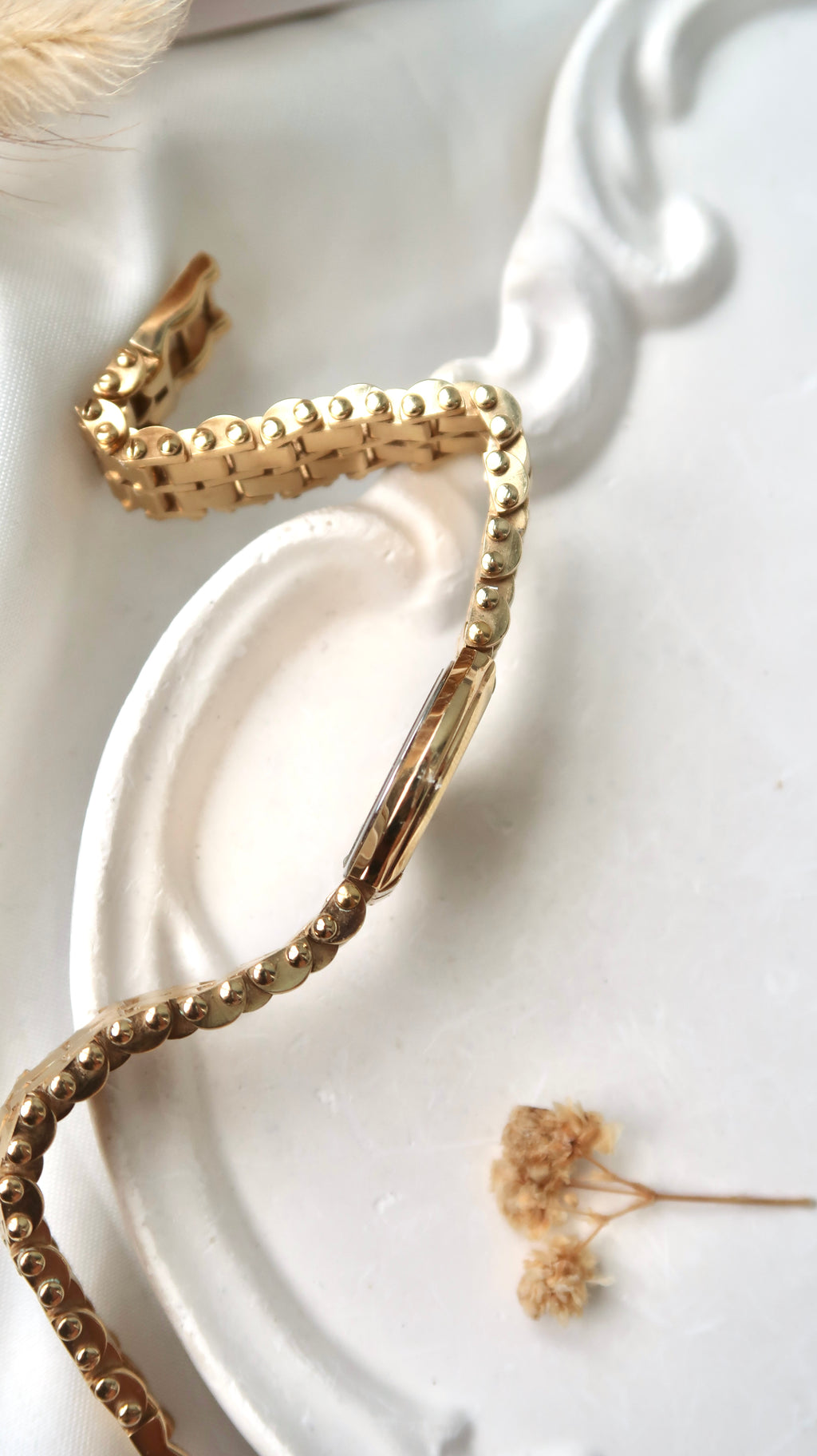 CTZ. Gold Round Dial with Gold Chain Watch