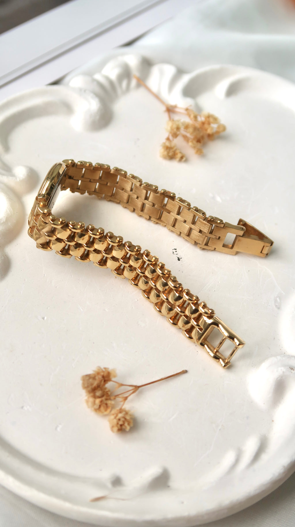 CTZ. Gold Round Dial with Gold Chain Watch