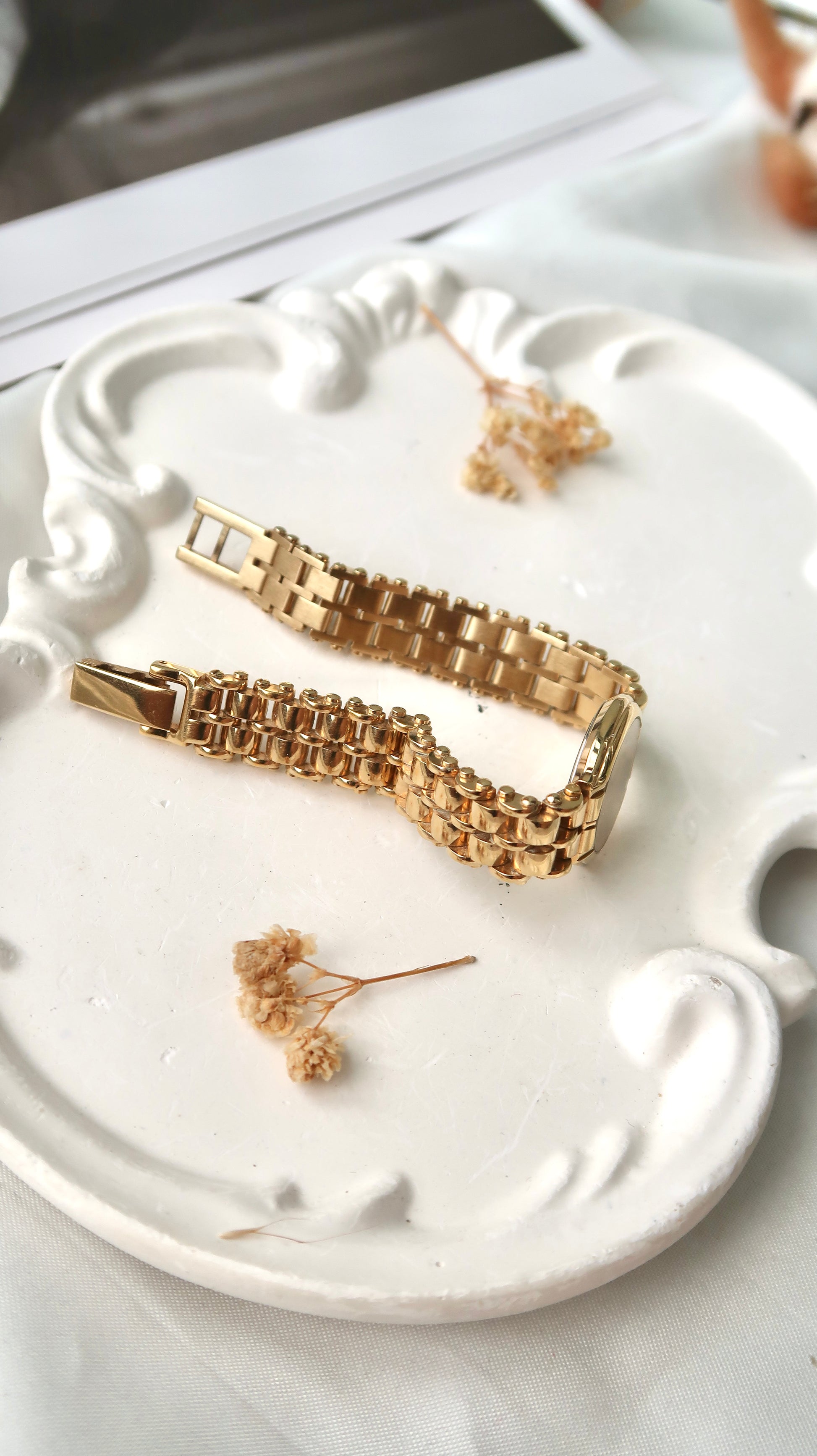 CTZ. Gold Round Dial with Gold Chain Watch