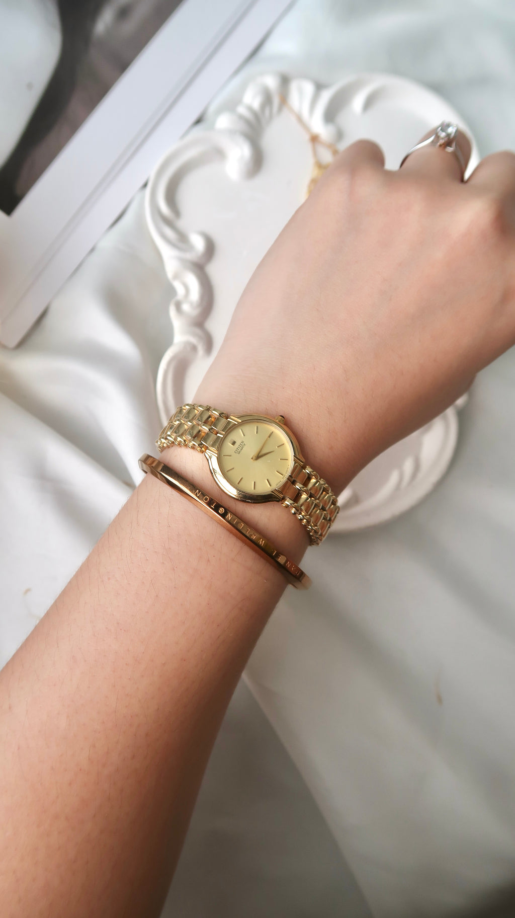 CTZ. Gold Round Dial with Gold Chain Watch