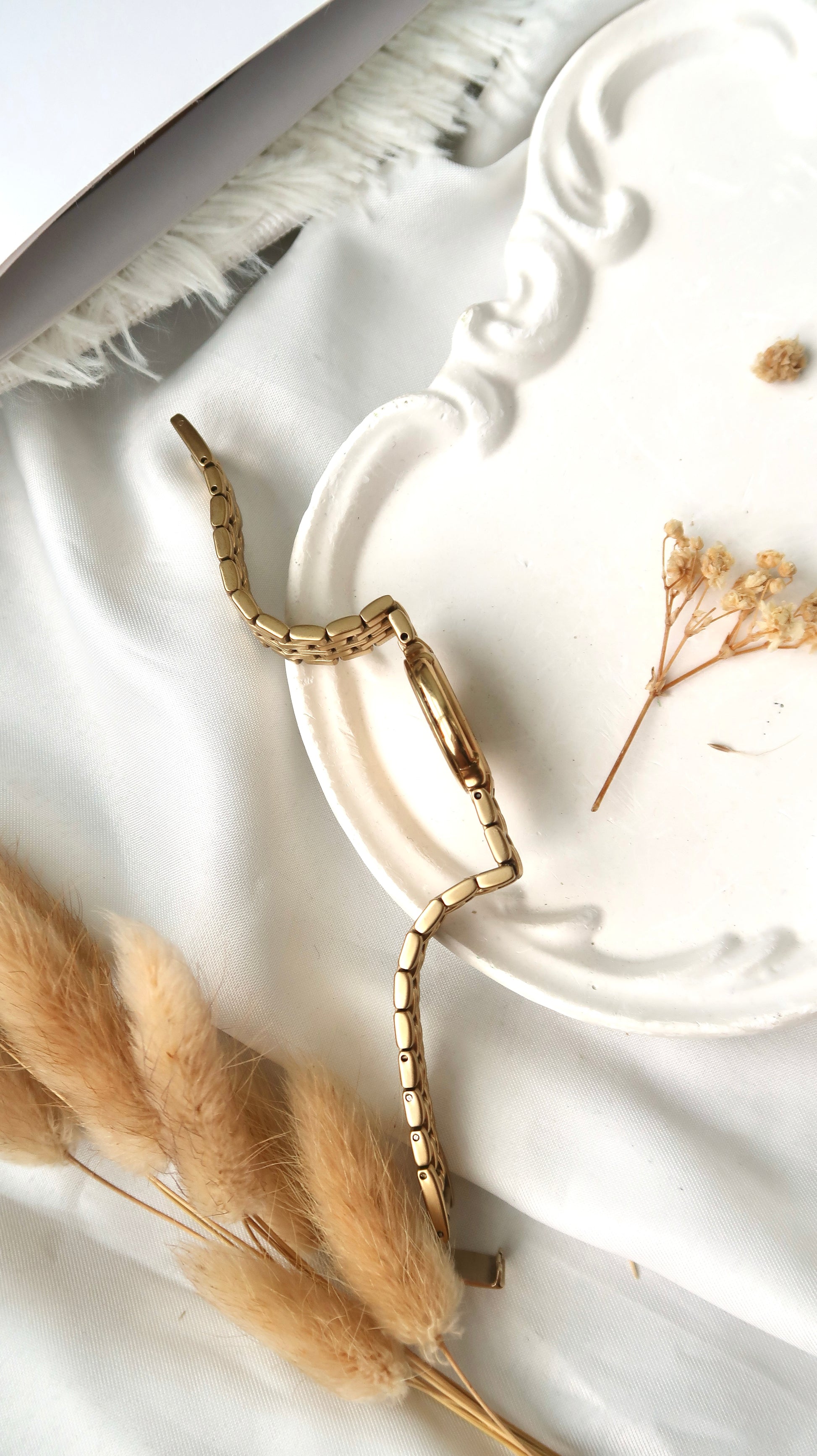 CTZ. Exceed Euros White Grey Round Dial with Gold Chain Watch