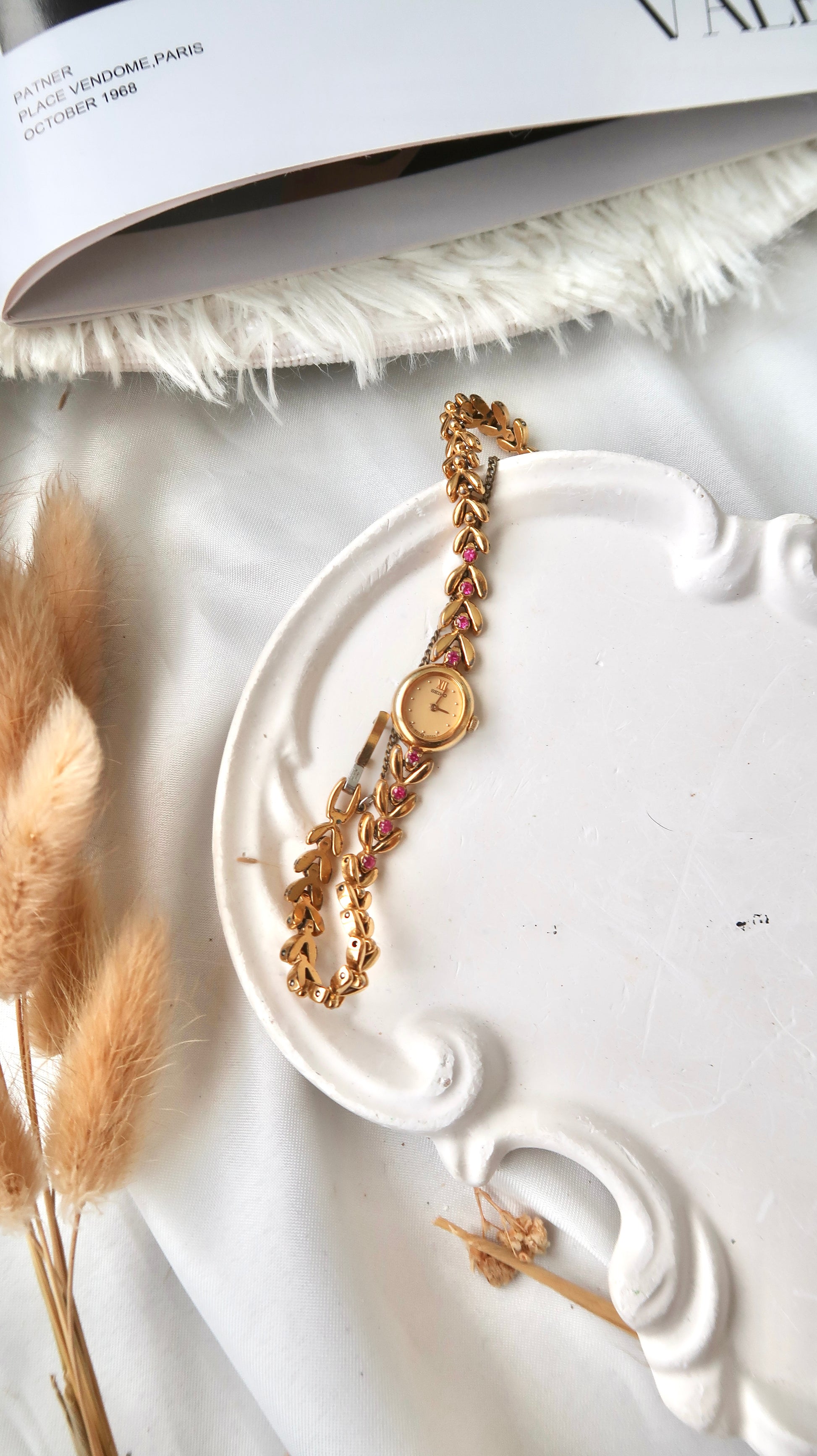 S. Gold Round Dial with Gold Chain & 8P Pink Jewels Watch