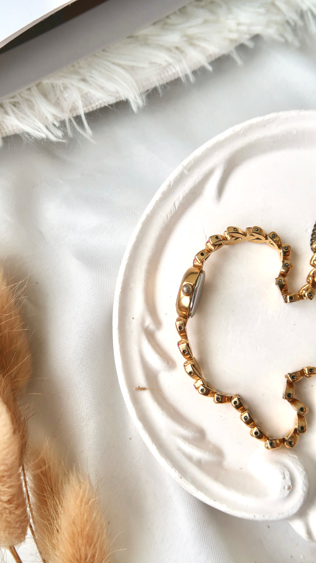 S. Gold Round Dial with Gold Chain & 8P Pink Jewels Watch