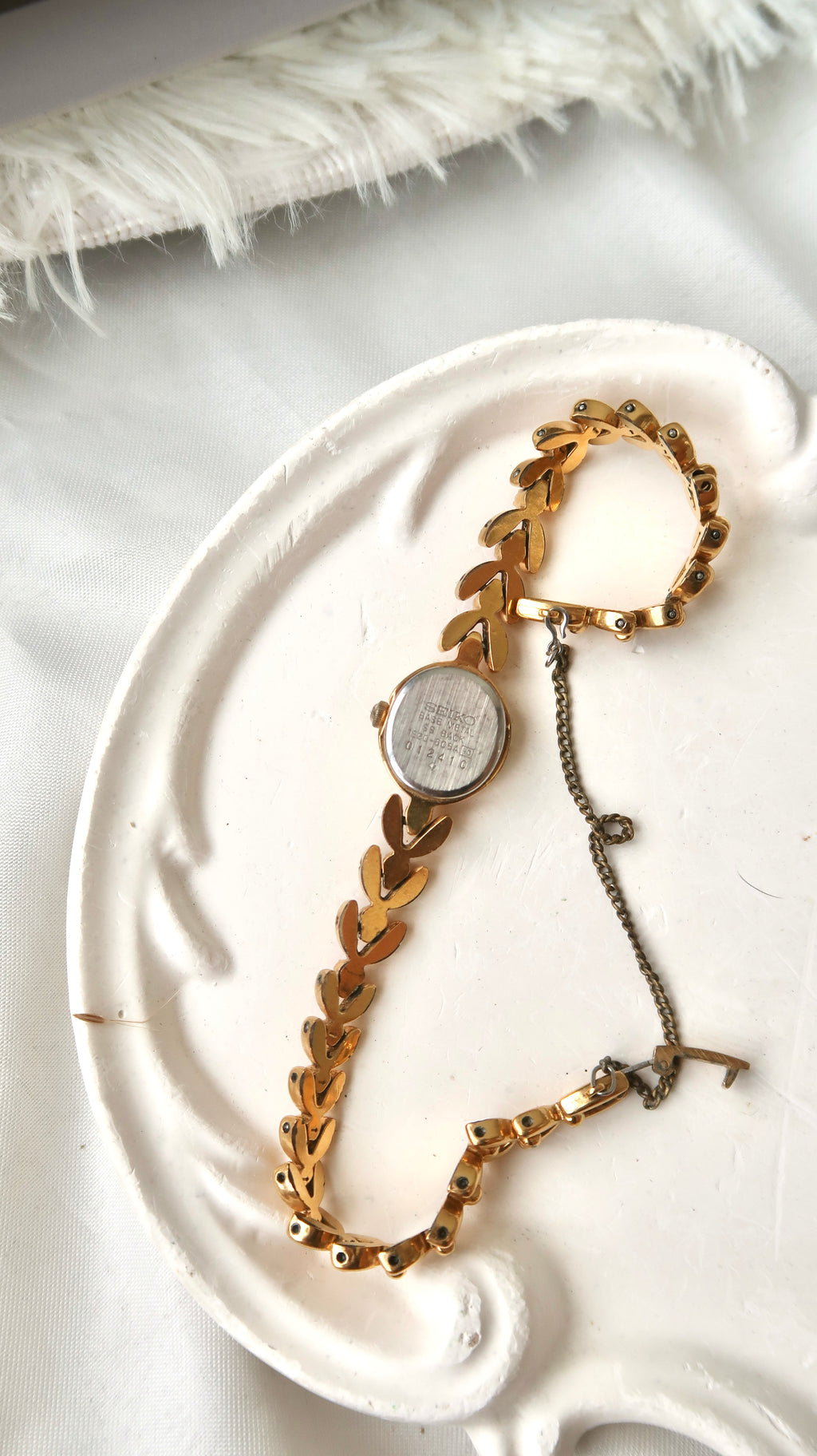 S. Gold Round Dial with Gold Chain & 8P Pink Jewels Watch