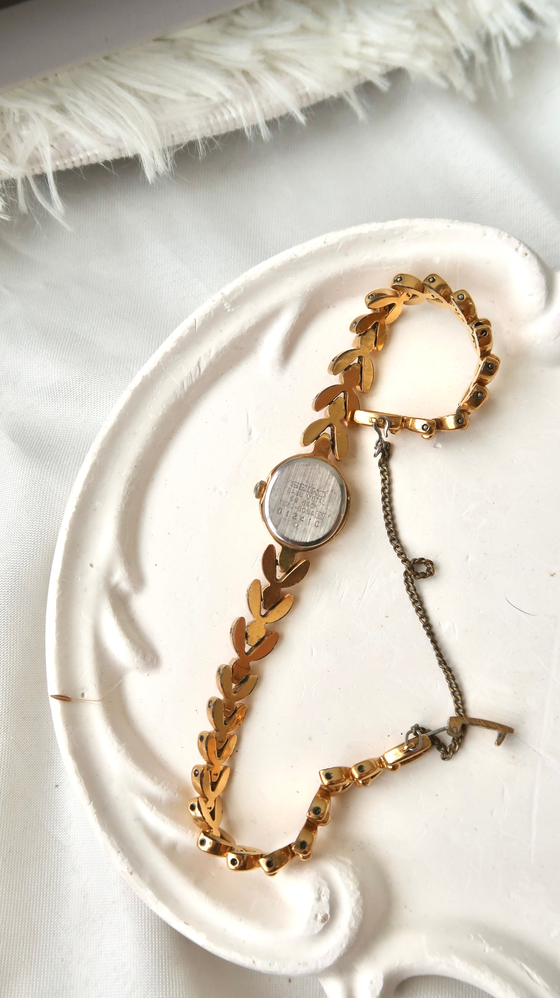 S. Gold Round Dial with Gold Chain & 8P Pink Jewels Watch