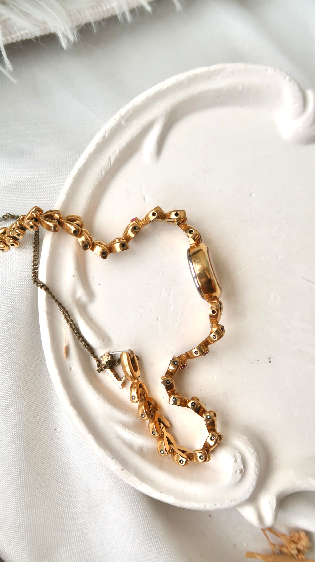 S. Gold Round Dial with Gold Chain & 8P Pink Jewels Watch