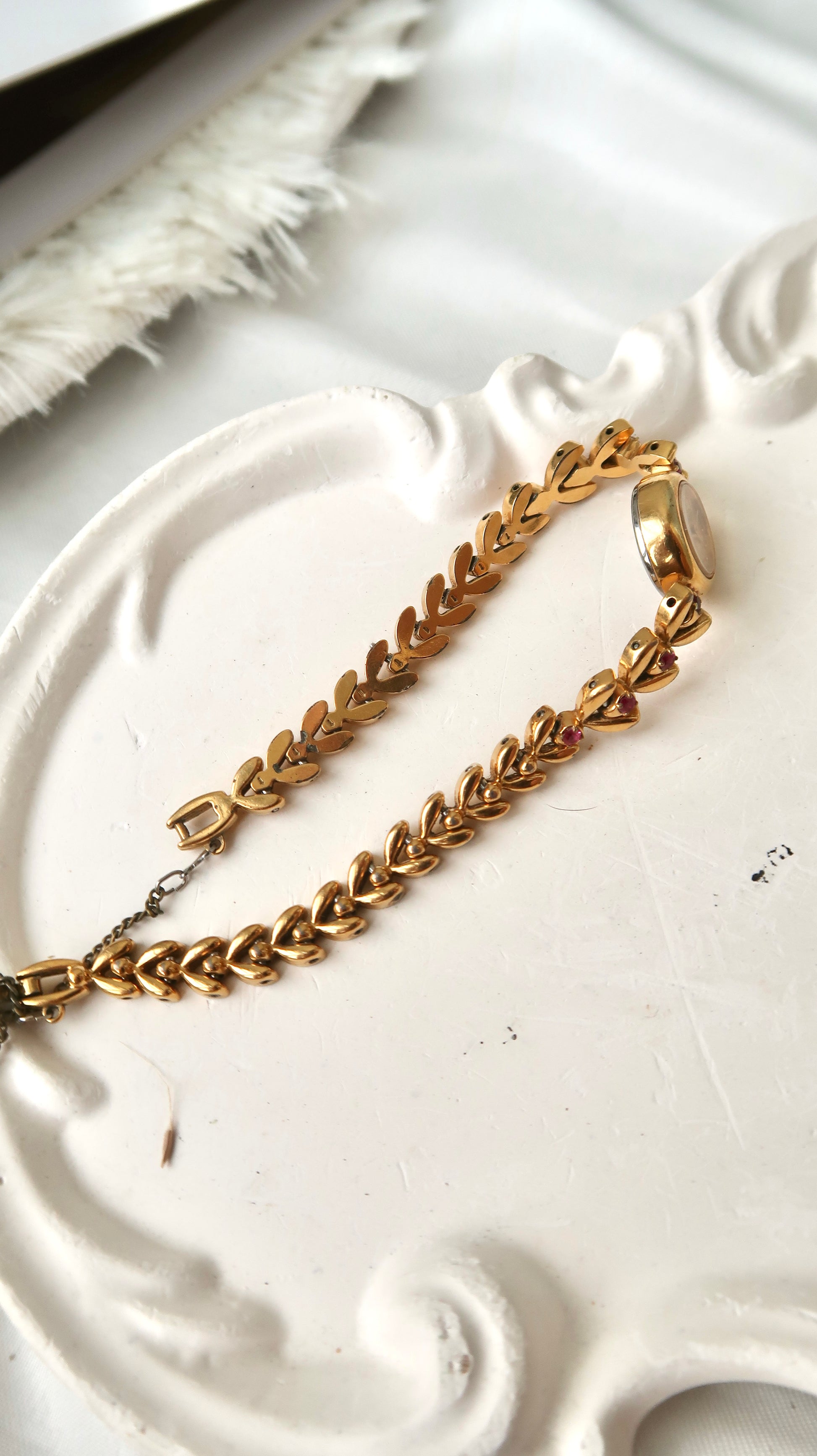 S. Gold Round Dial with Gold Chain & 8P Pink Jewels Watch