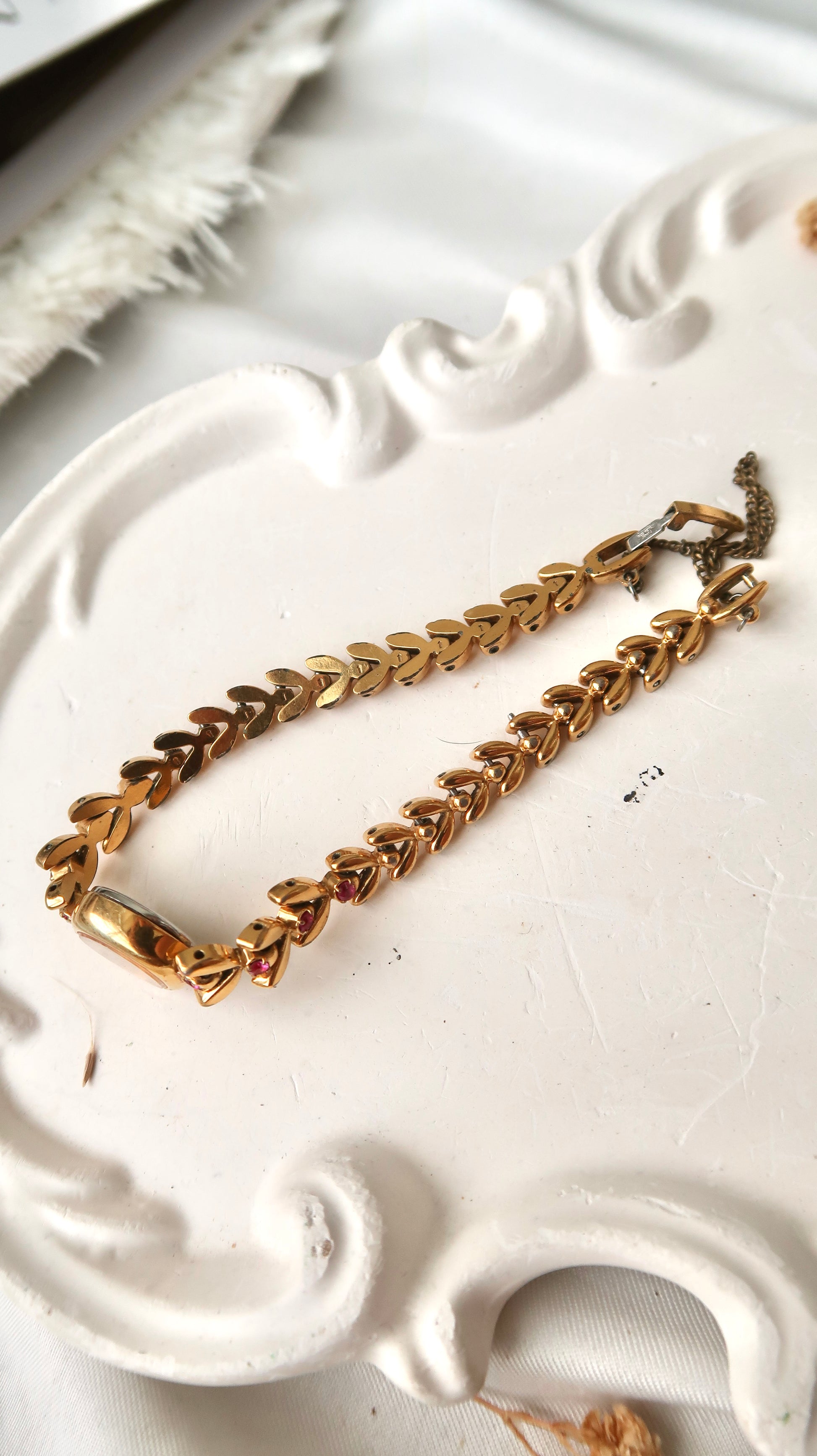 S. Gold Round Dial with Gold Chain & 8P Pink Jewels Watch