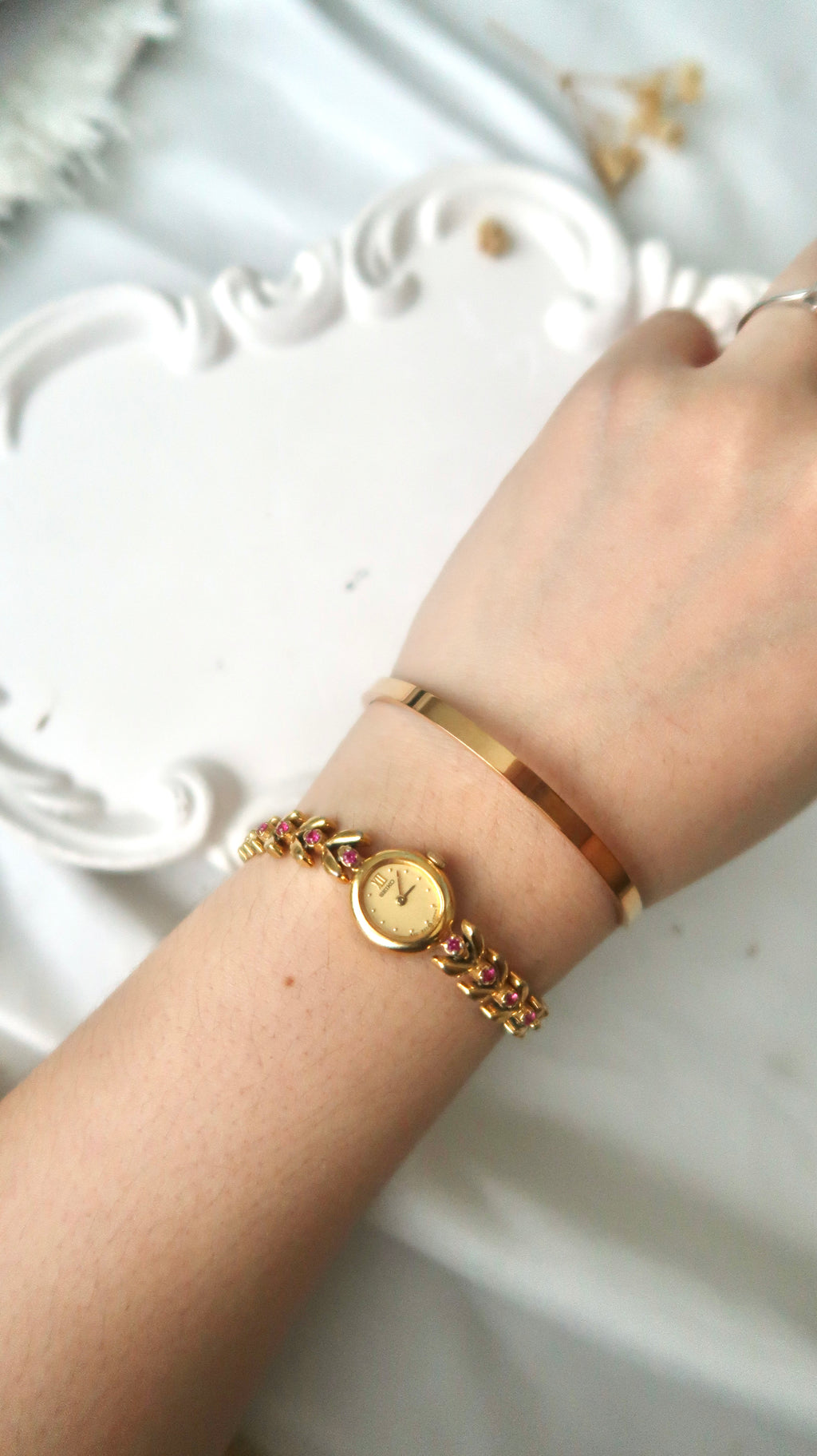 S. Gold Round Dial with Gold Chain & 8P Pink Jewels Watch