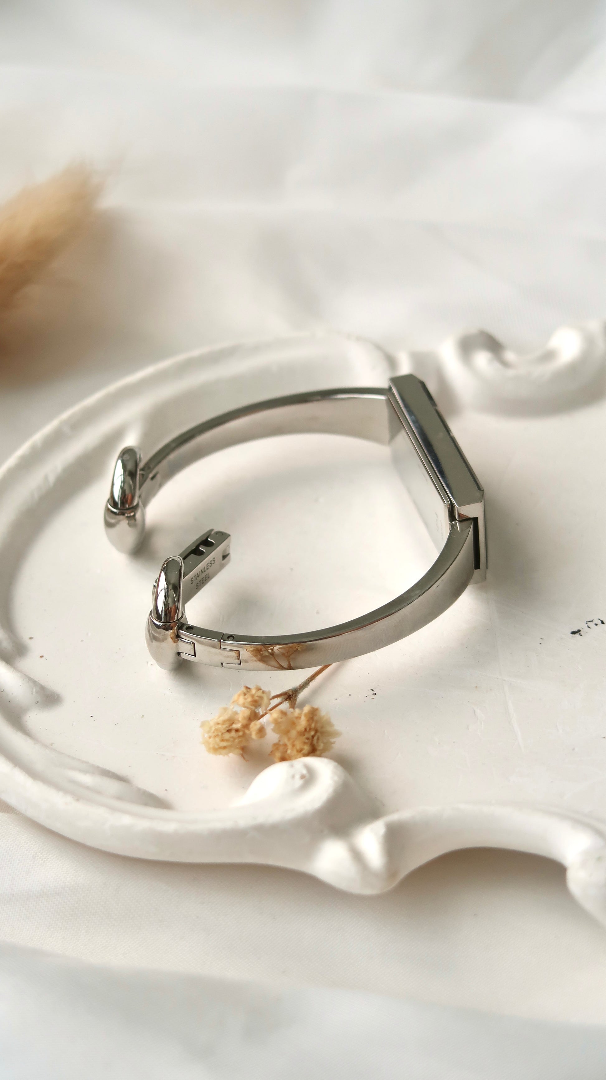 [WITH BOX] Gc. Black Patterned Rect Dial Silver Bangle Watch