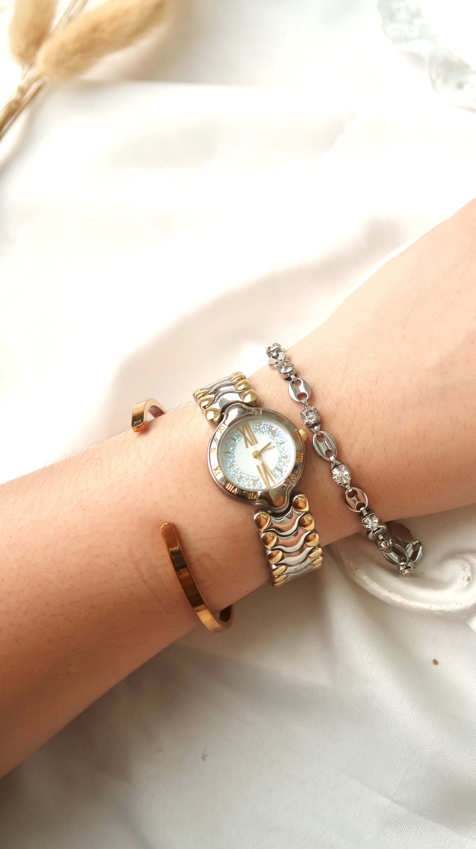 CY. White Glitter Blue Round Dial with Two Tone Chain Watch