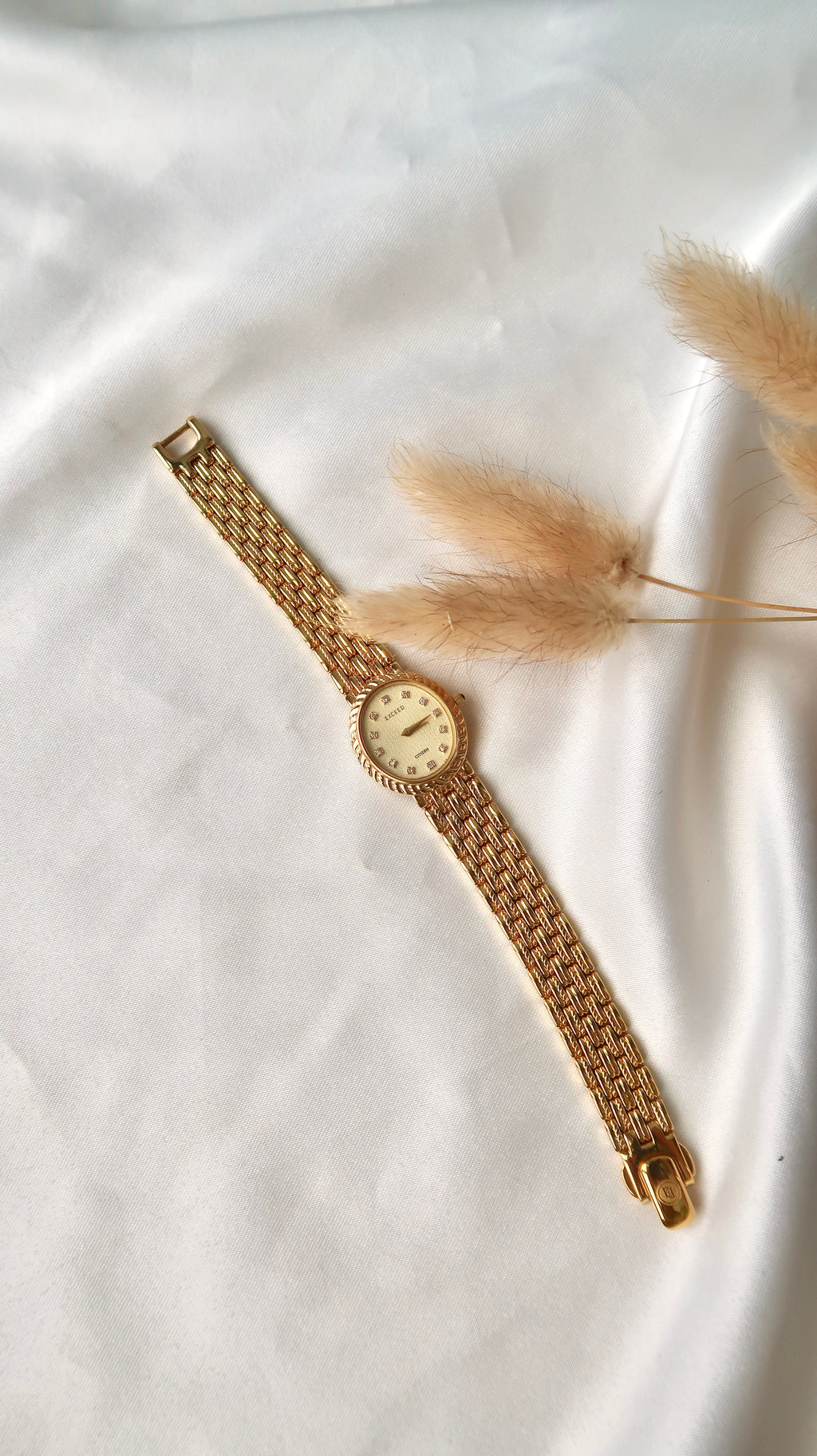 [WITH BOX] CTZ. Exceed 12P Diamonds Oval Gold Dial with Gold Chain Watch