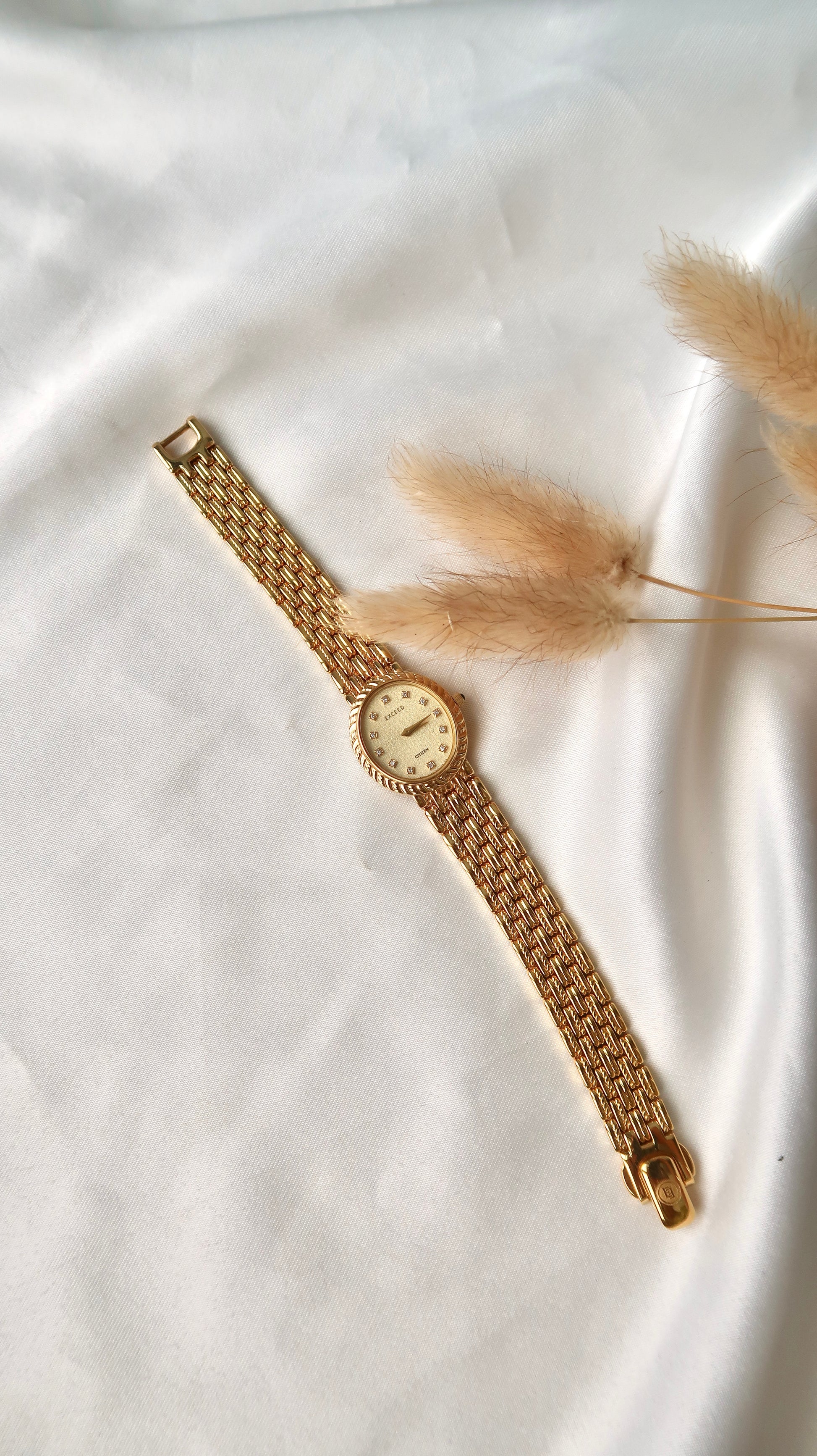 [WITH BOX] CTZ. Exceed 12P Diamonds Oval Gold Dial with Gold Chain Watch