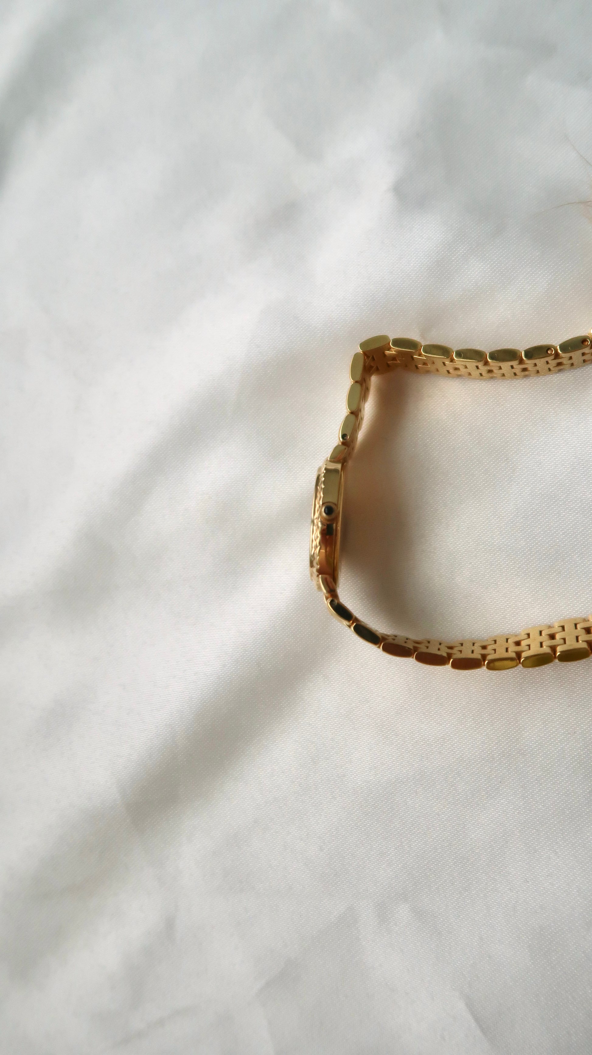 [WITH BOX] CTZ. Exceed 12P Diamonds Oval Gold Dial with Gold Chain Watch