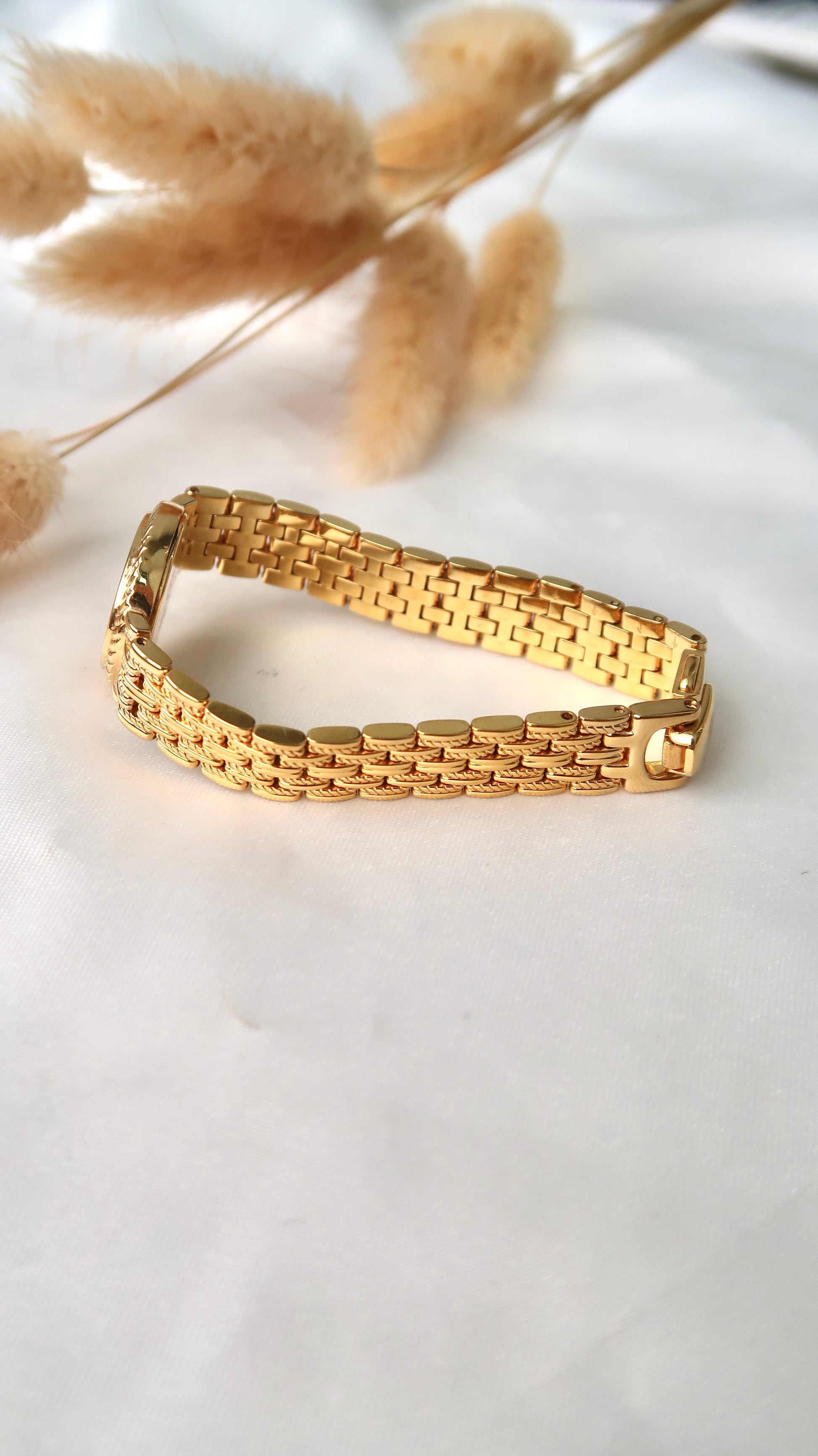 [WITH BOX] CTZ. Exceed 12P Diamonds Oval Gold Dial with Gold Chain Watch