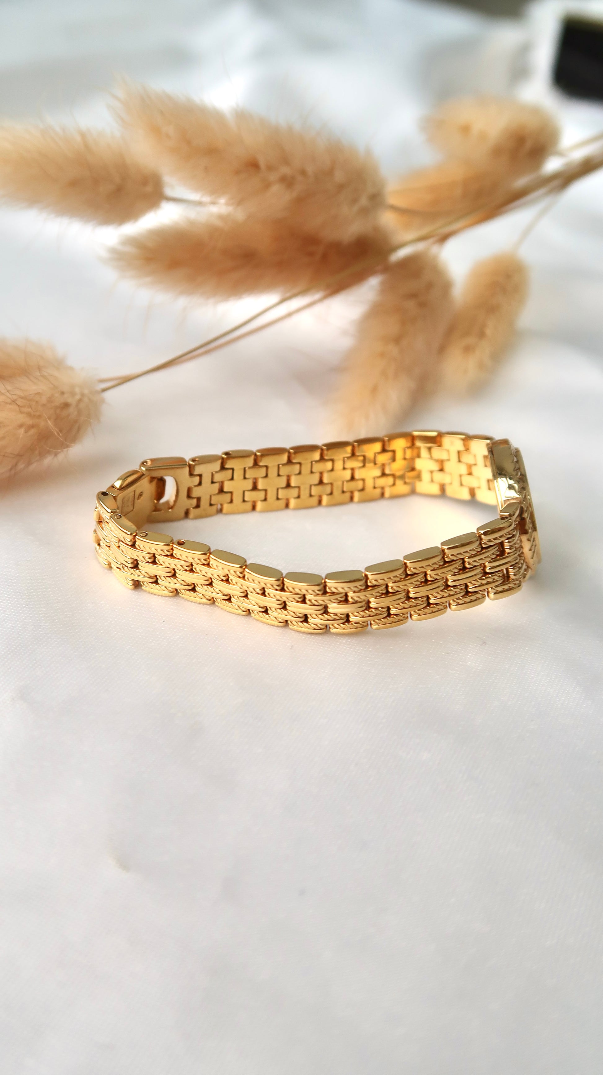 [WITH BOX] CTZ. Exceed 12P Diamonds Oval Gold Dial with Gold Chain Watch