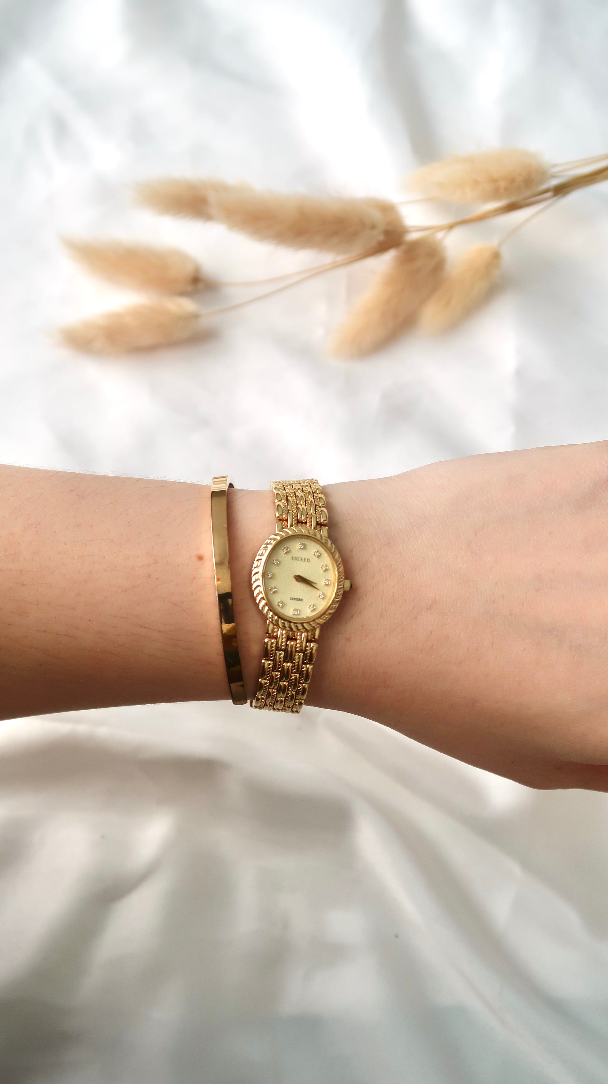 [WITH BOX] CTZ. Exceed 12P Diamonds Oval Gold Dial with Gold Chain Watch