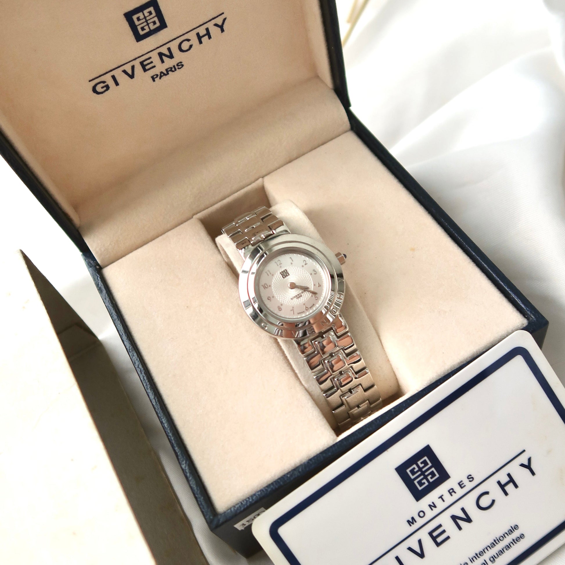 [WITH BOX] GV. Silver Round Dial with Silver Chain Watch