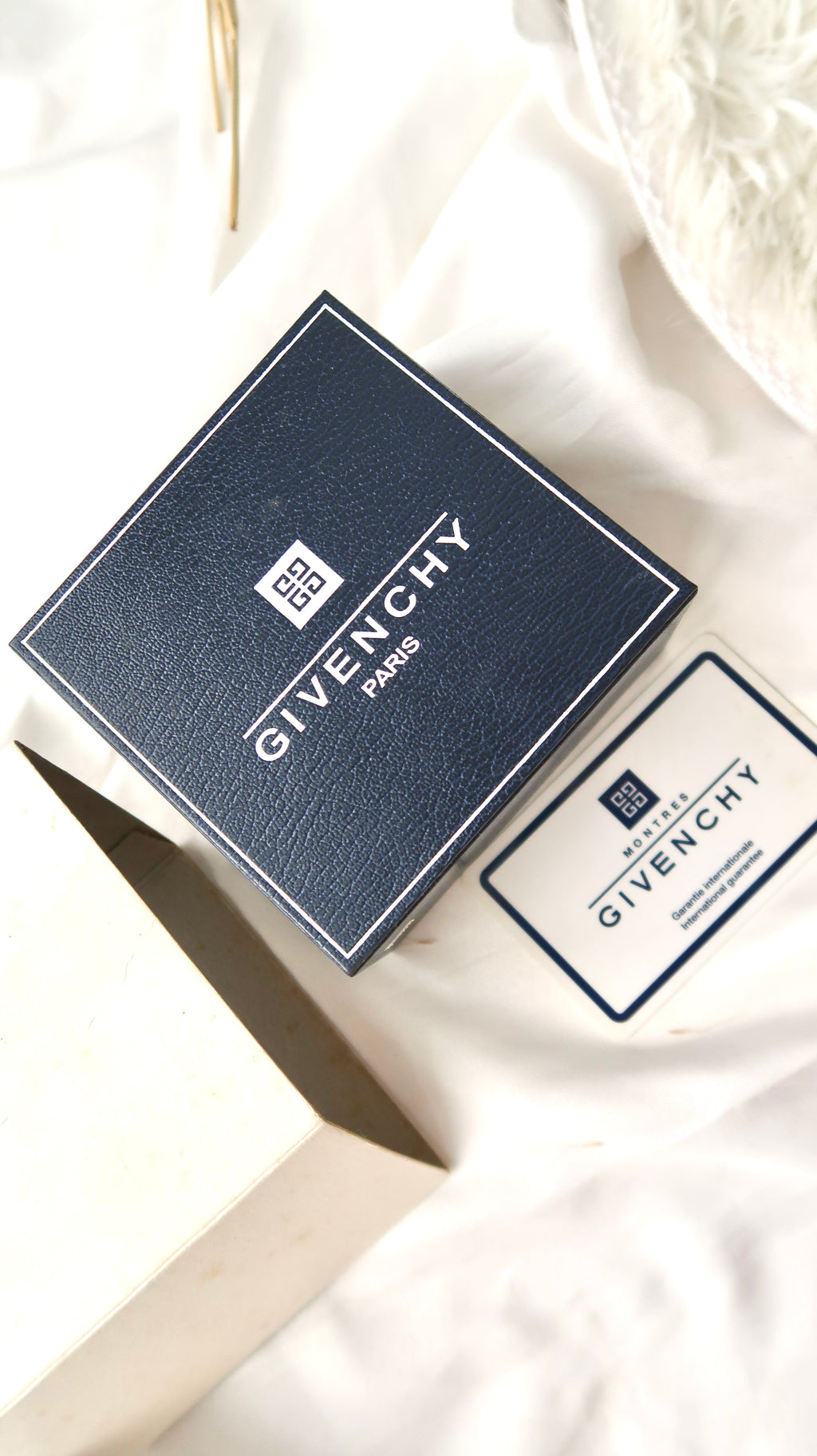 [WITH BOX] GV. Silver Round Dial with Silver Chain Watch