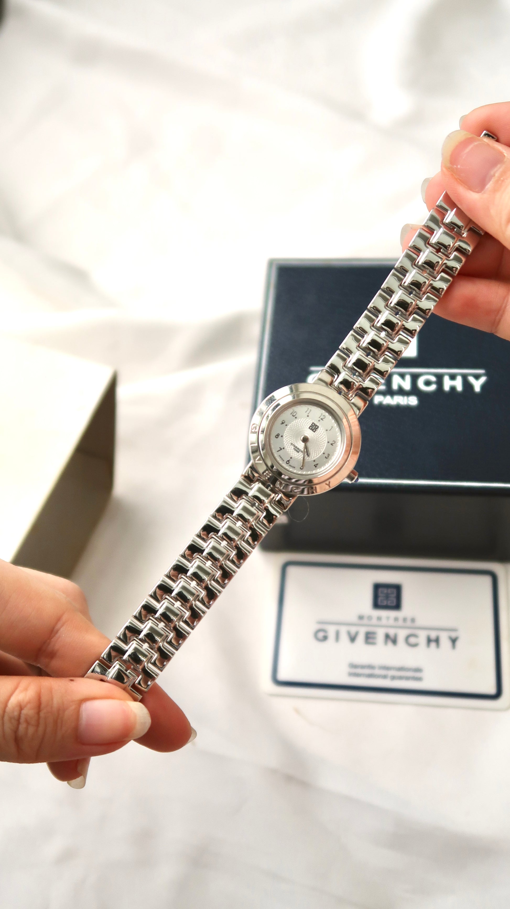 [WITH BOX] GV. Silver Round Dial with Silver Chain Watch