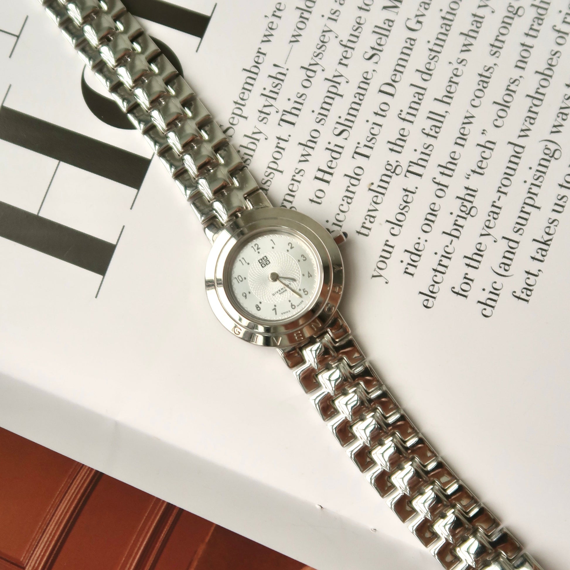 [WITH BOX] GV. Silver Round Dial with Silver Chain Watch