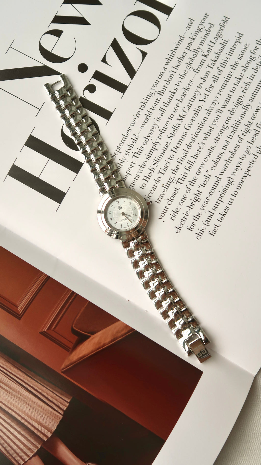 [WITH BOX] GV. Silver Round Dial with Silver Chain Watch