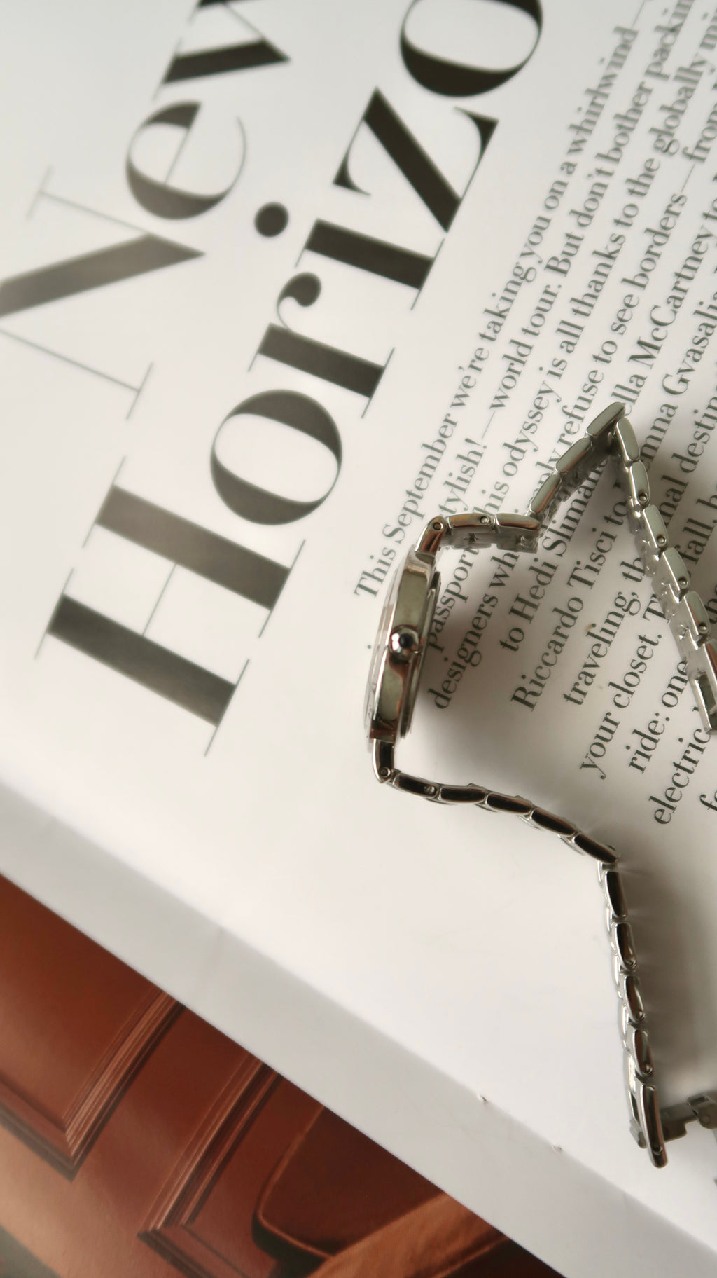 [WITH BOX] GV. Silver Round Dial with Silver Chain Watch