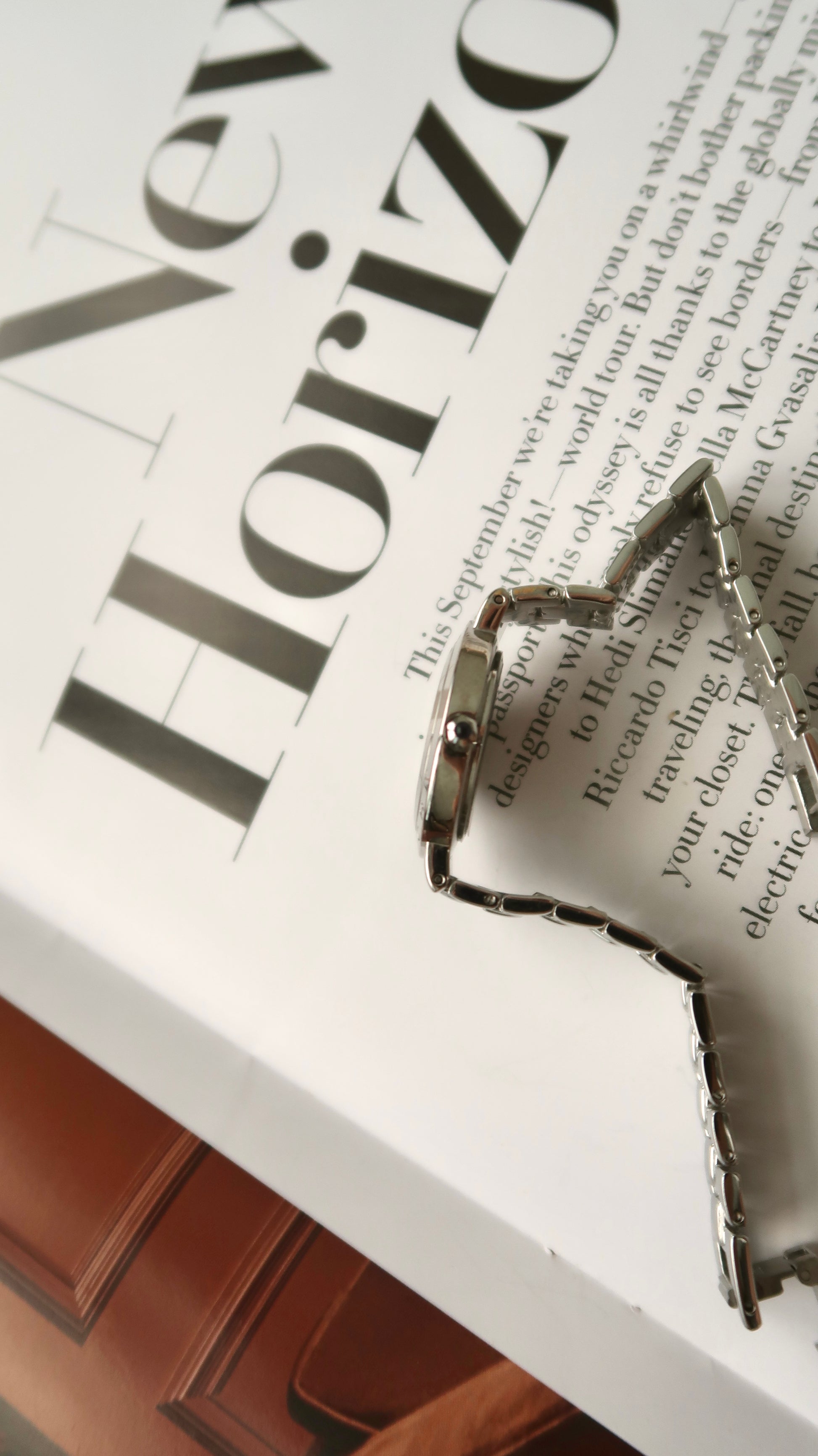 [WITH BOX] GV. Silver Round Dial with Silver Chain Watch