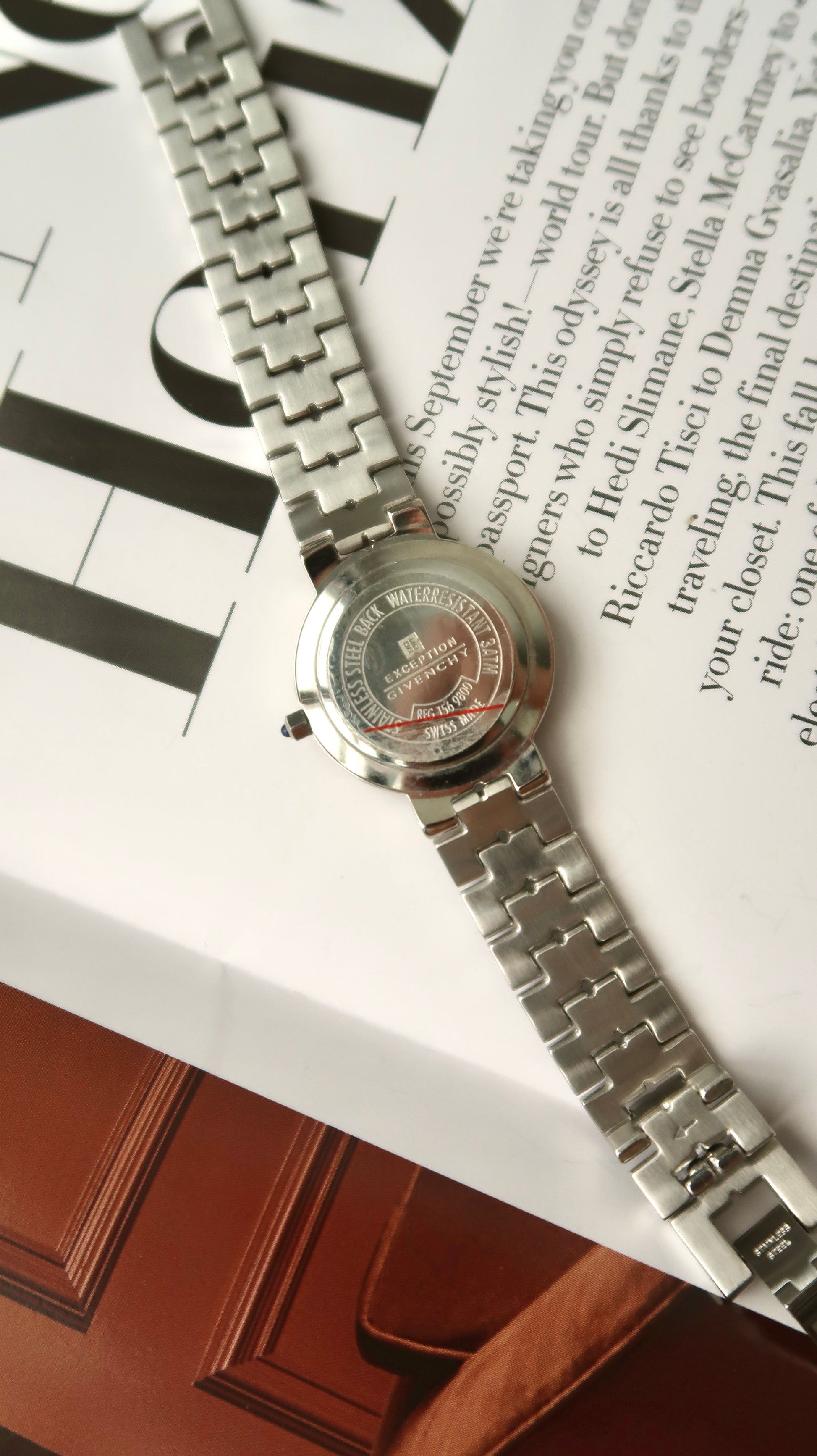 [WITH BOX] GV. Silver Round Dial with Silver Chain Watch