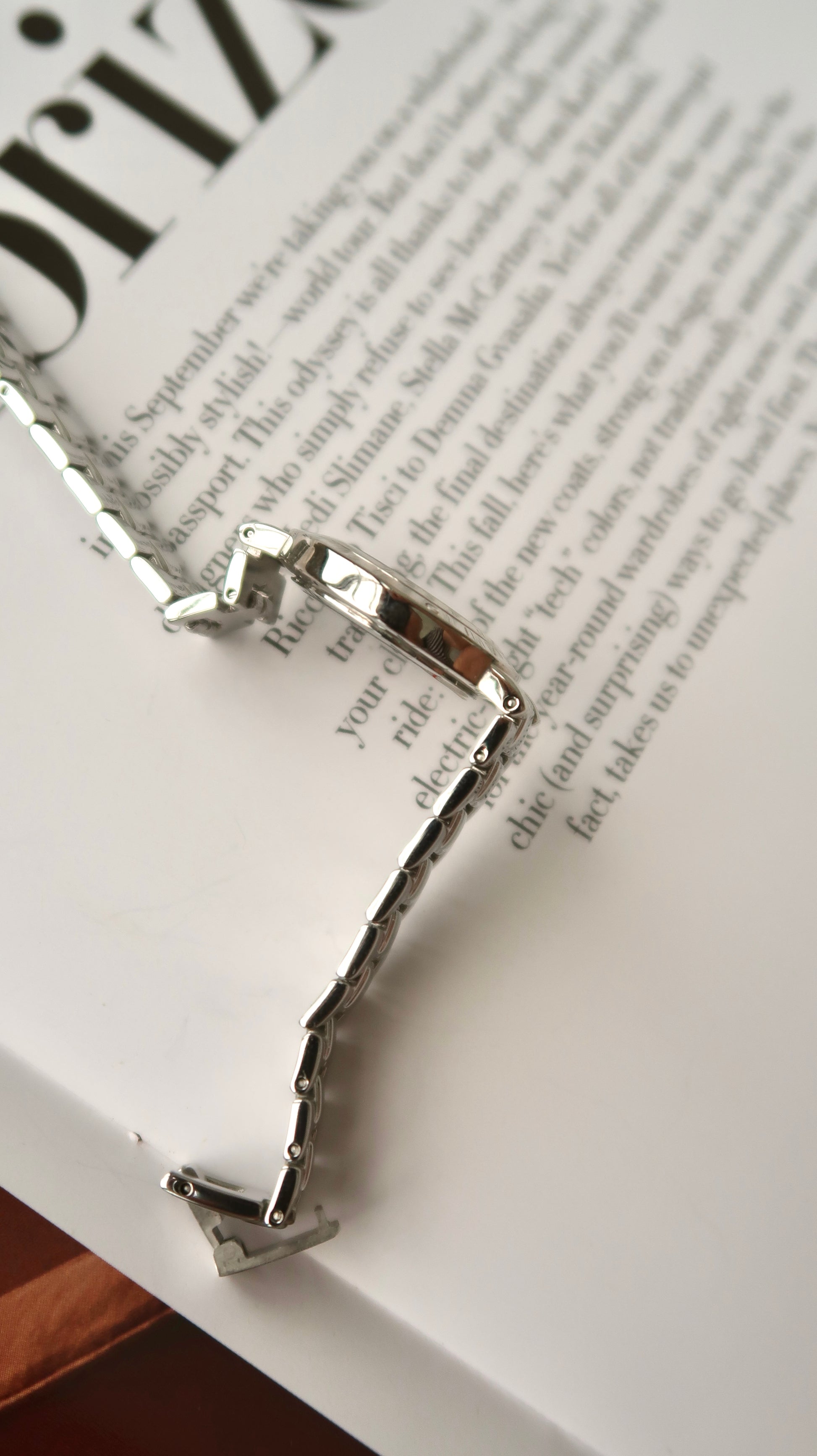 [WITH BOX] GV. Silver Round Dial with Silver Chain Watch