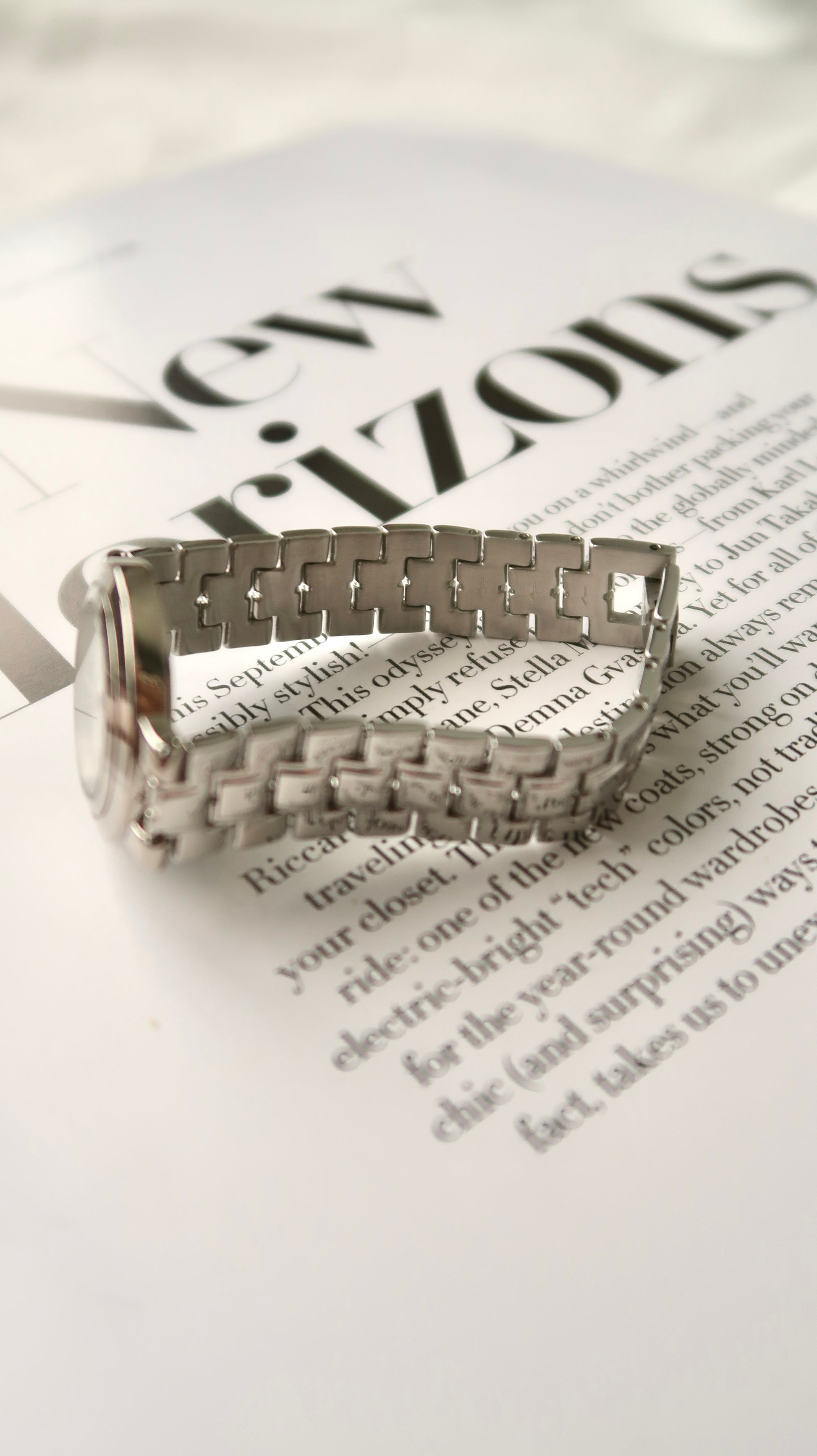 [WITH BOX] GV. Silver Round Dial with Silver Chain Watch