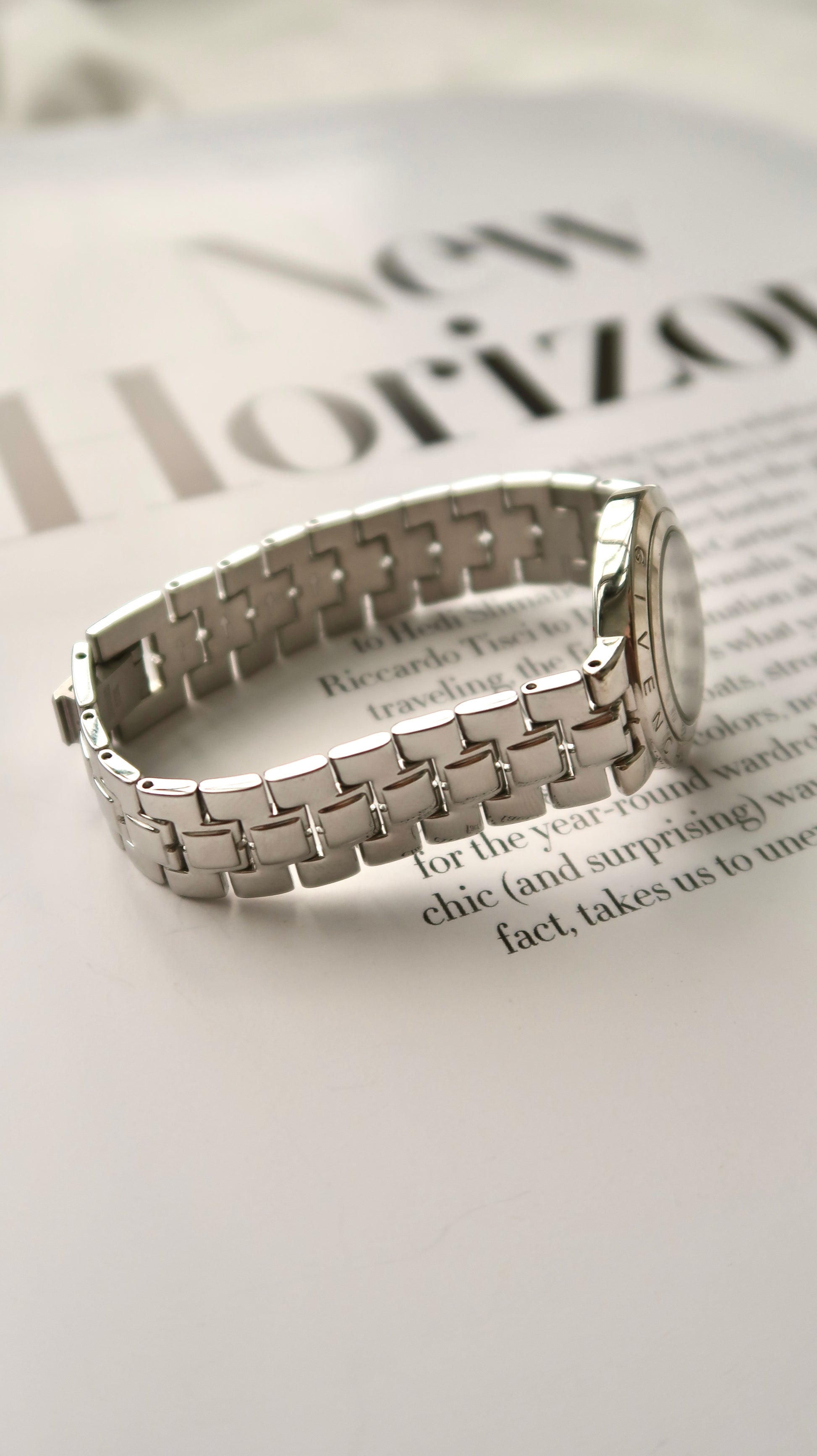 [WITH BOX] GV. Silver Round Dial with Silver Chain Watch