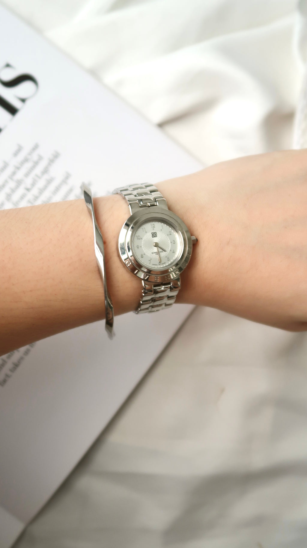 [WITH BOX] GV. Silver Round Dial with Silver Chain Watch