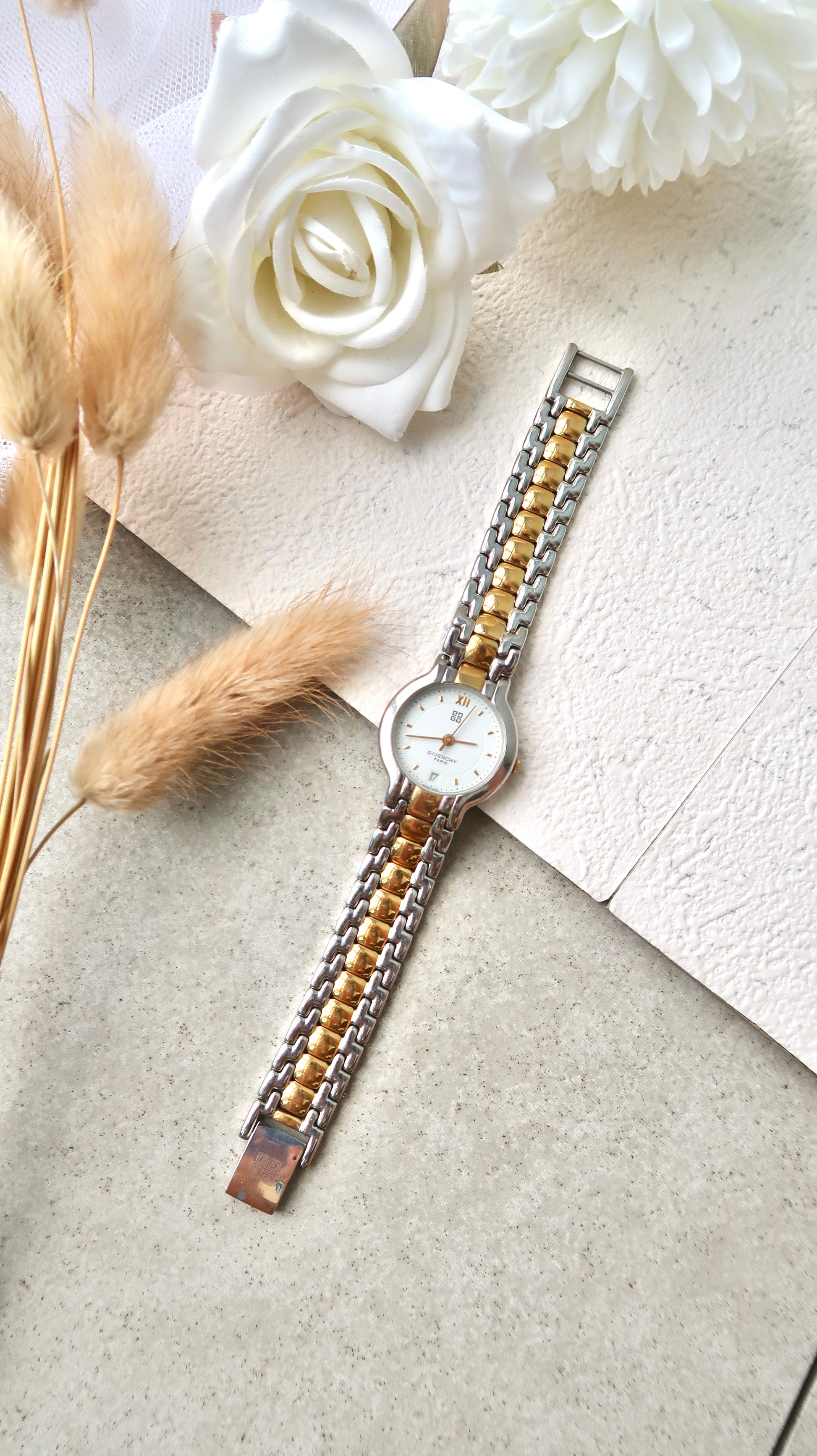 GV. White Round Dial with Two Tone Chain Watch