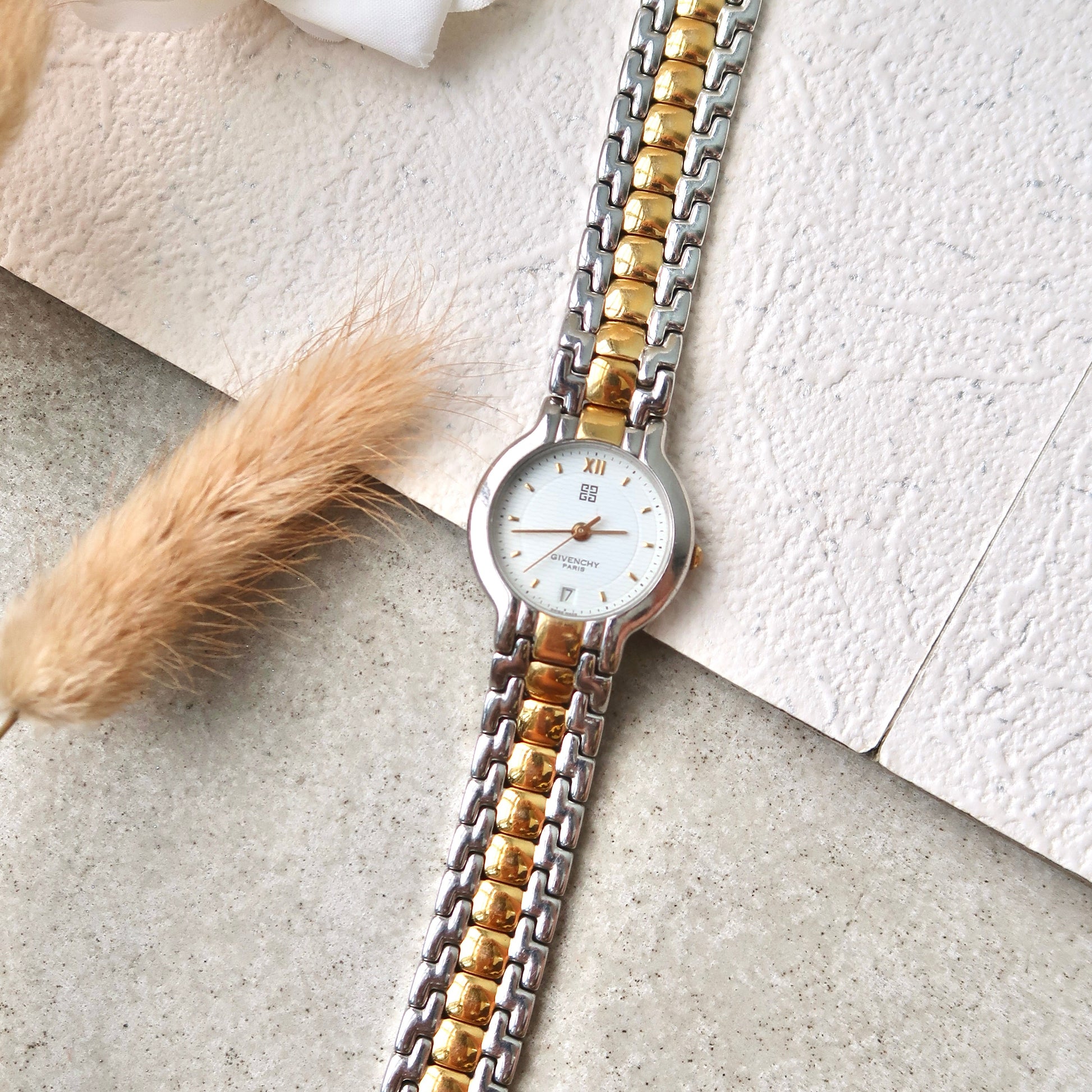 GV. White Round Dial with Two Tone Chain Watch