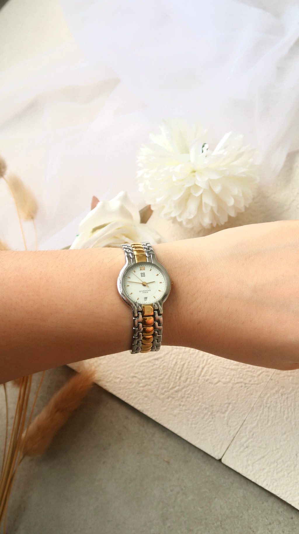 GV. White Round Dial with Two Tone Chain Watch