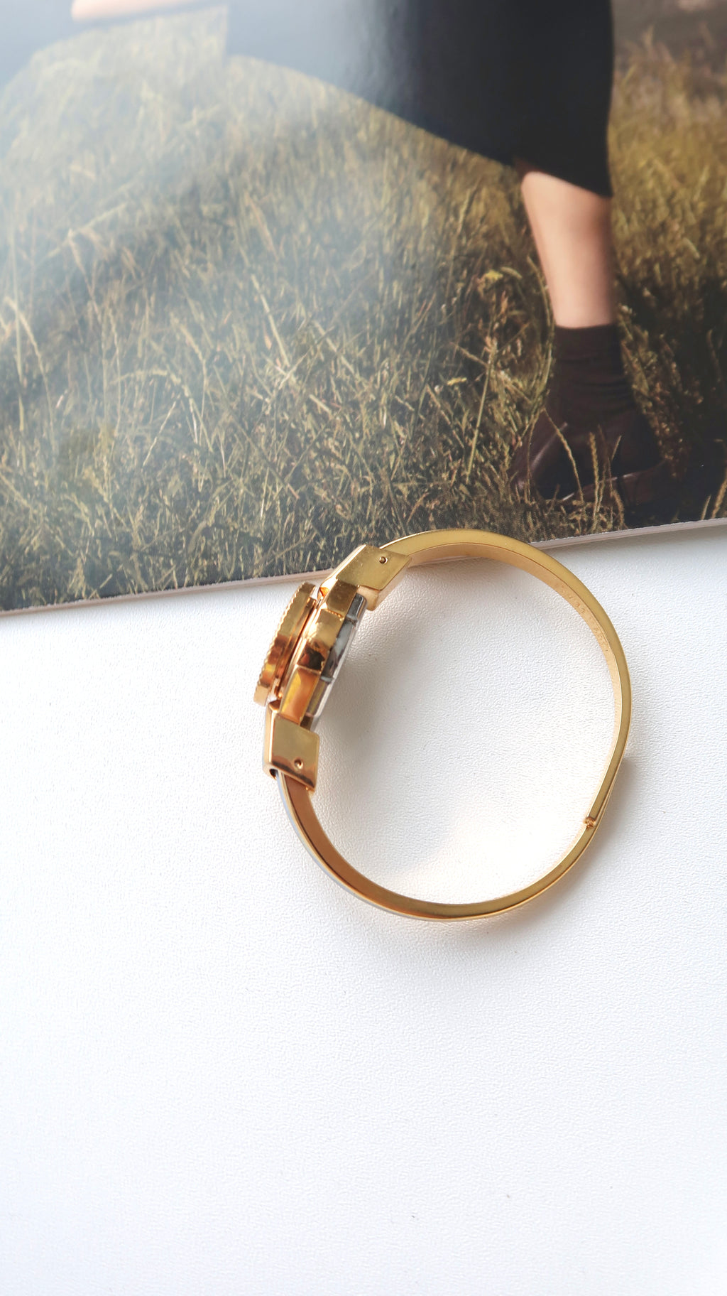 AM. White Jasmine Blue Pattern Gold Bangle Watch