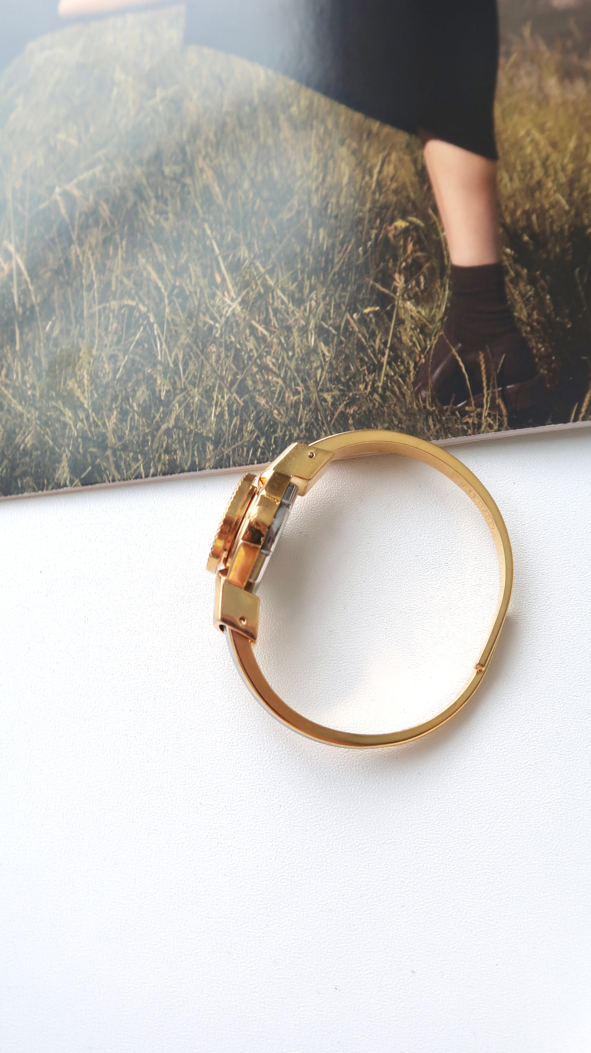 AM. White Jasmine Blue Pattern Gold Bangle Watch