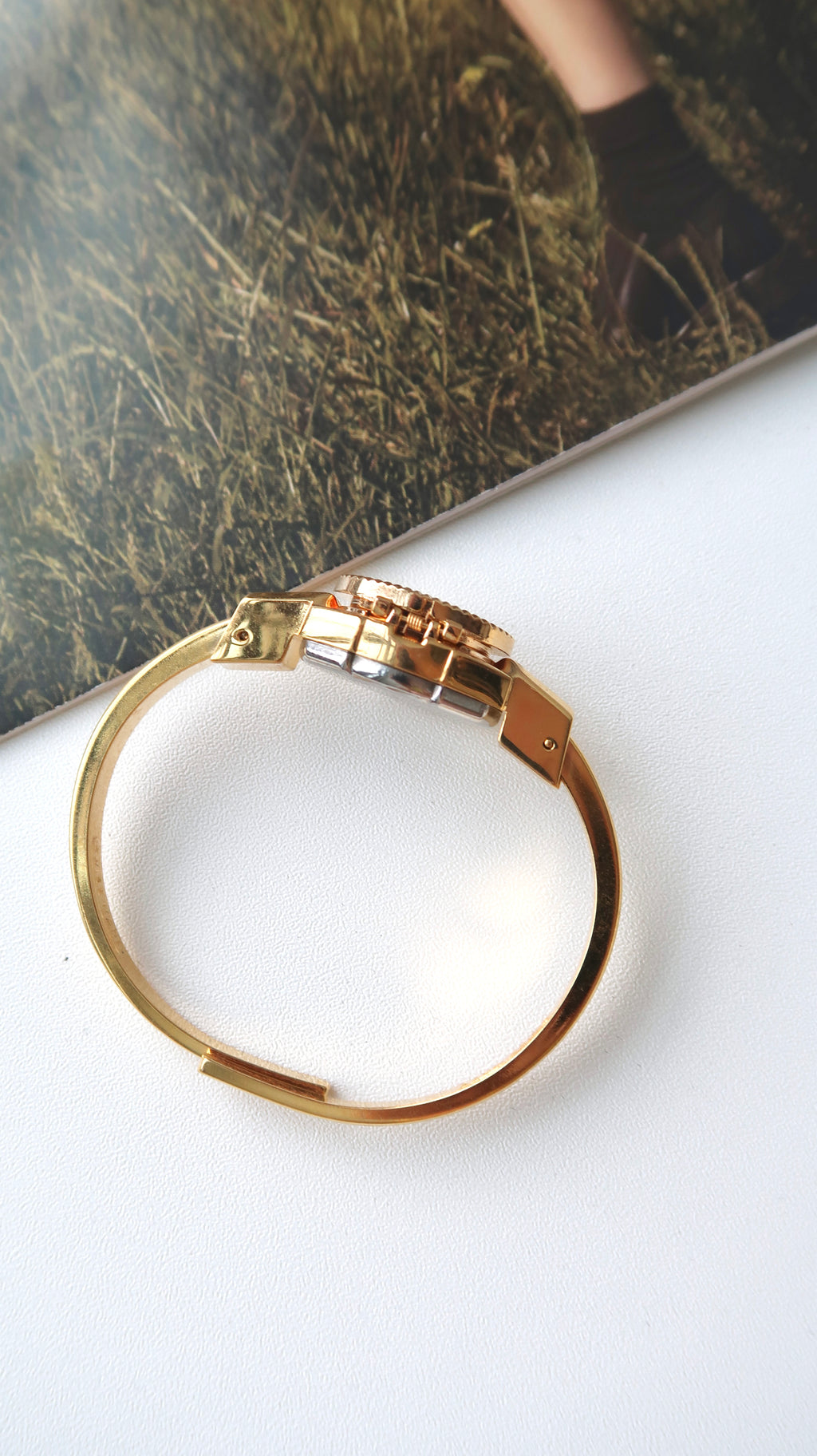 AM. White Jasmine Blue Pattern Gold Bangle Watch