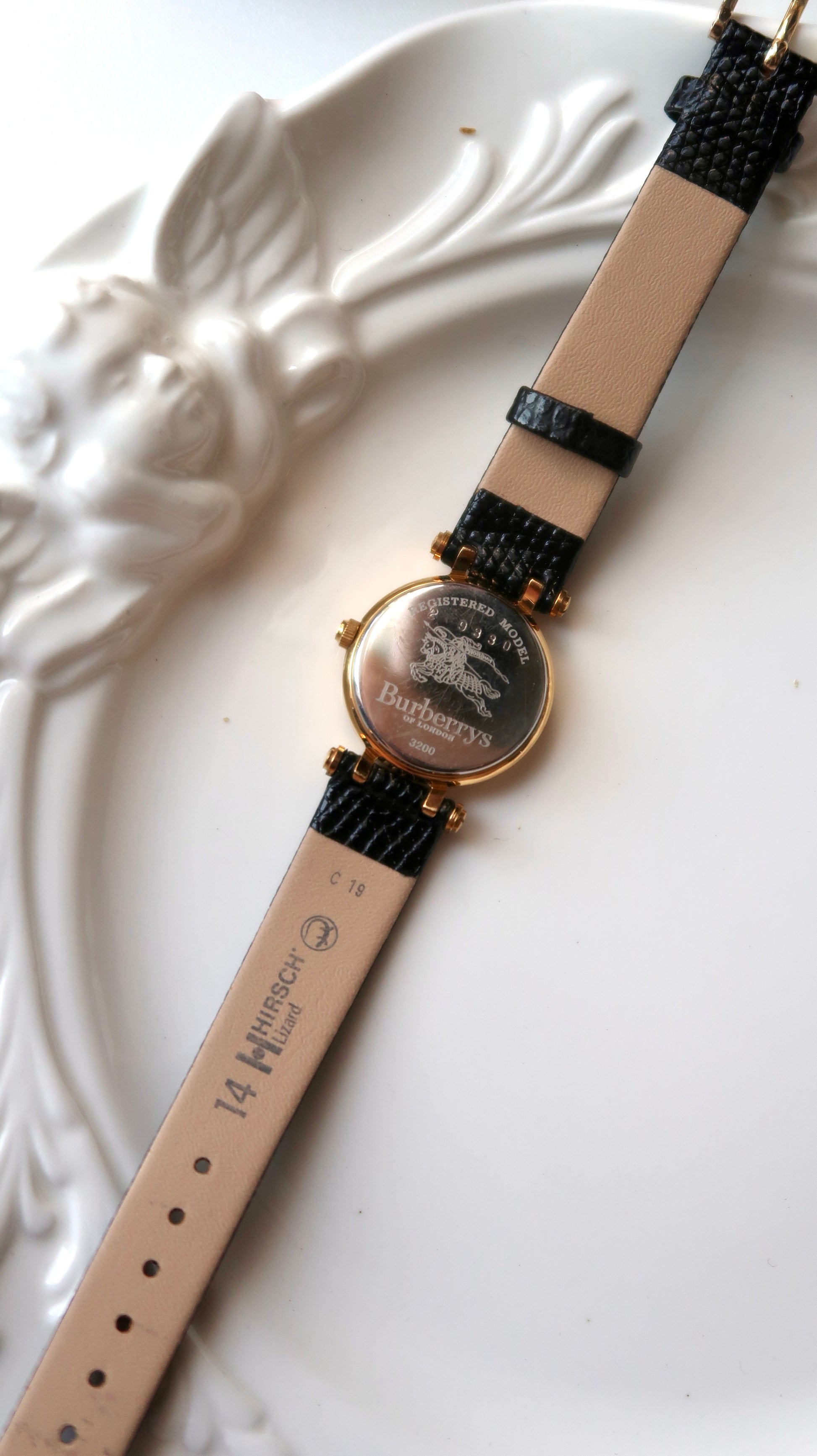 BRBY. White Round Dial with Black Lizard Strap Watch