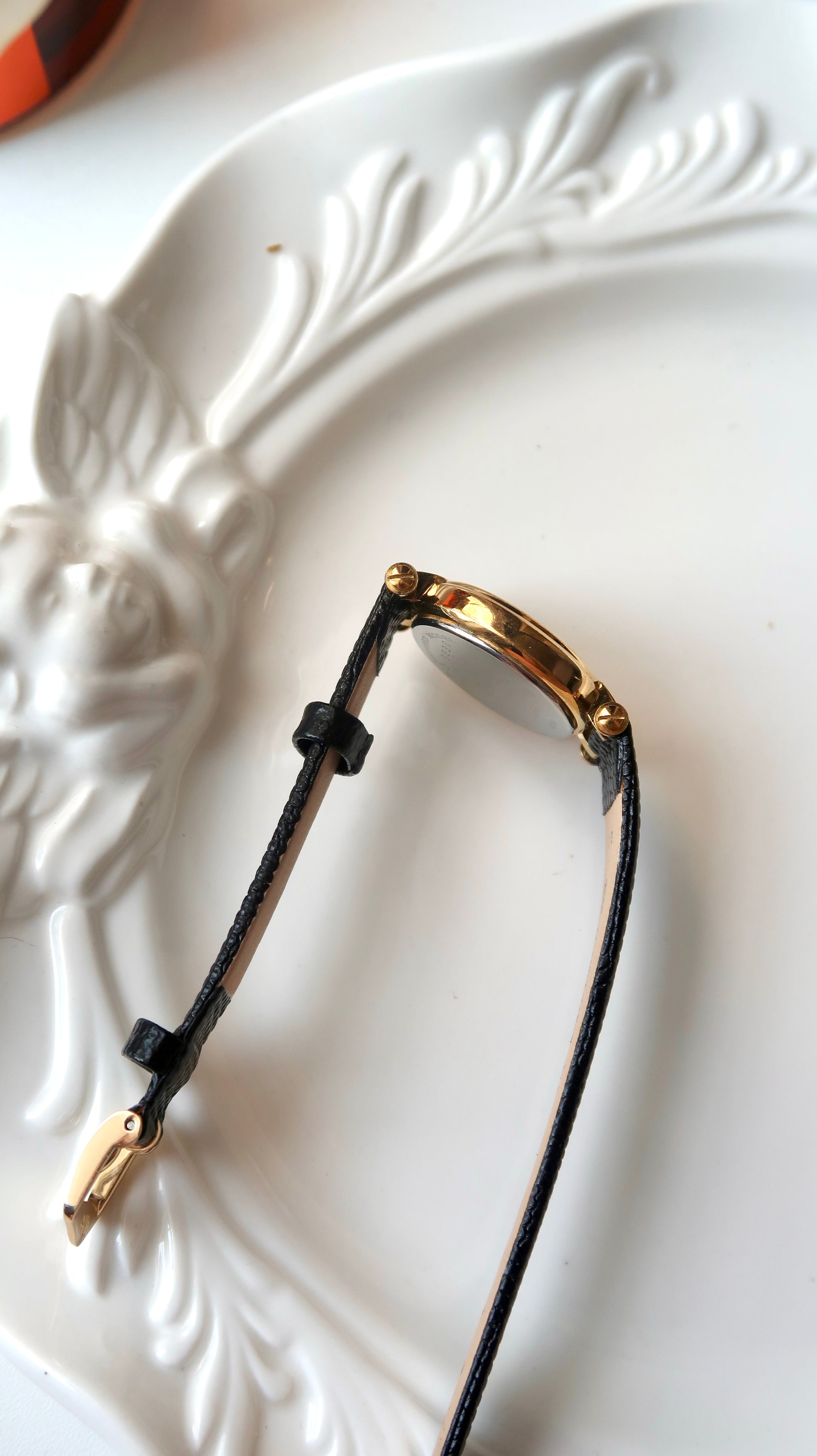 BRBY. White Round Dial with Black Lizard Strap Watch