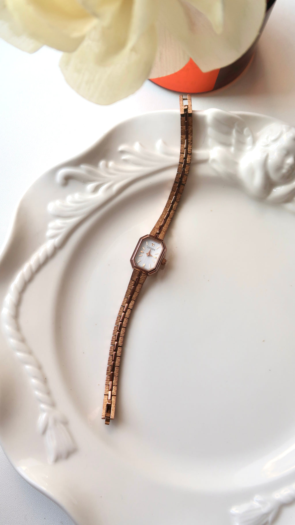 CTZ. Kii White Rect Dial Gold Chain Watch