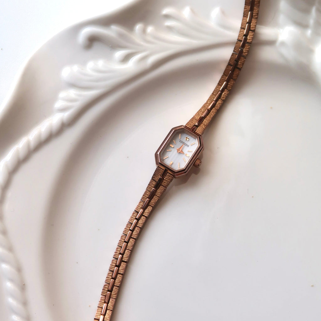 CTZ. Kii White Rect Dial Gold Chain Watch