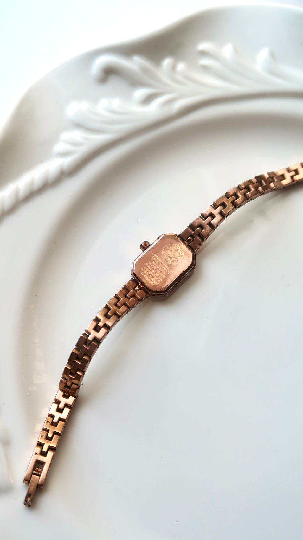 CTZ. Kii White Rect Dial Gold Chain Watch