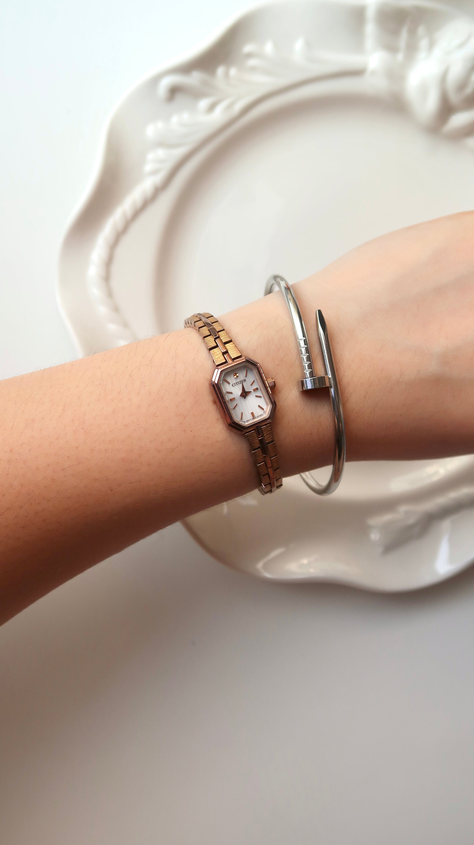 CTZ. Kii White Rect Dial Gold Chain Watch